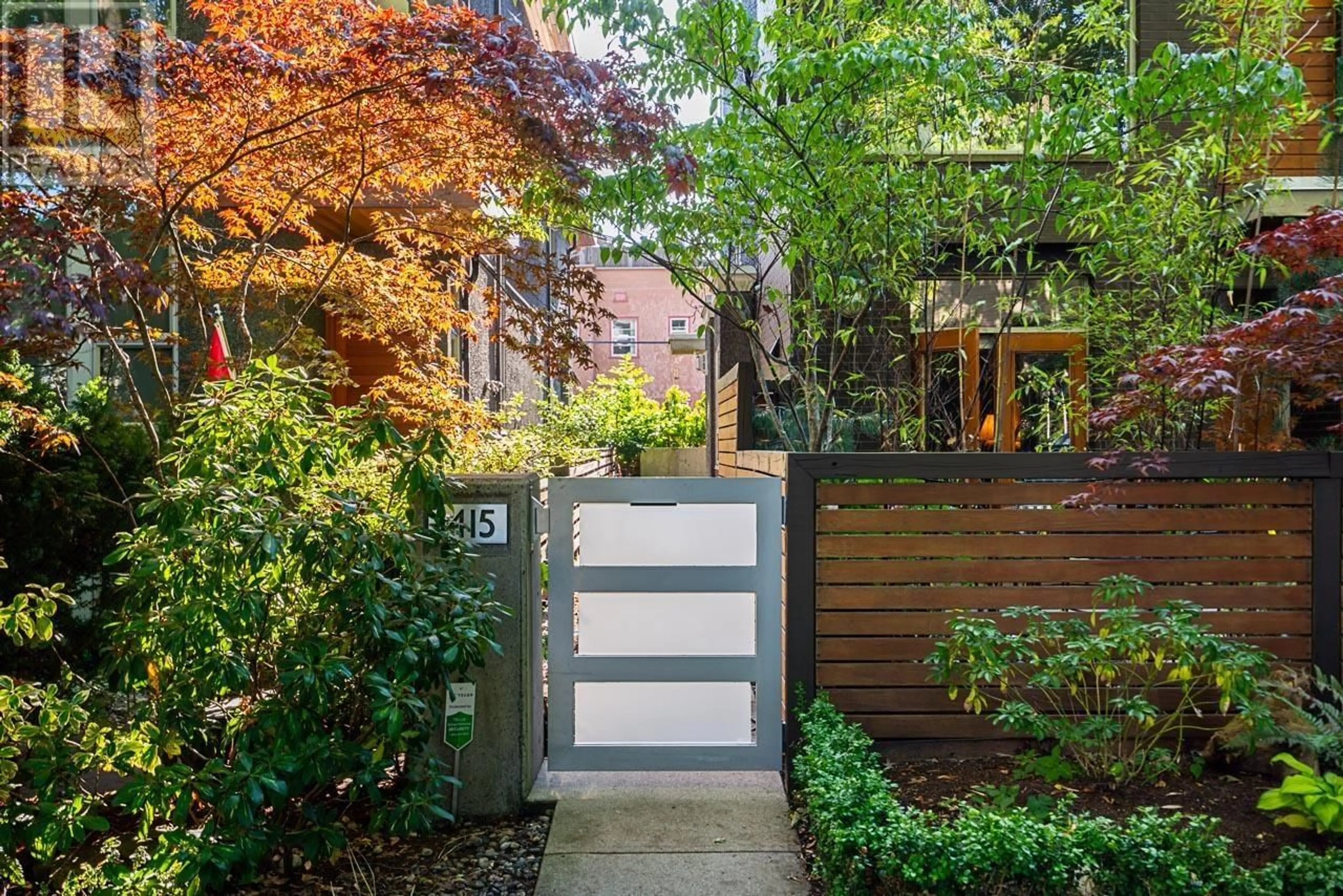 Indoor entryway, wood floors for 1415 WALNUT STREET, Vancouver British Columbia V6J3R2