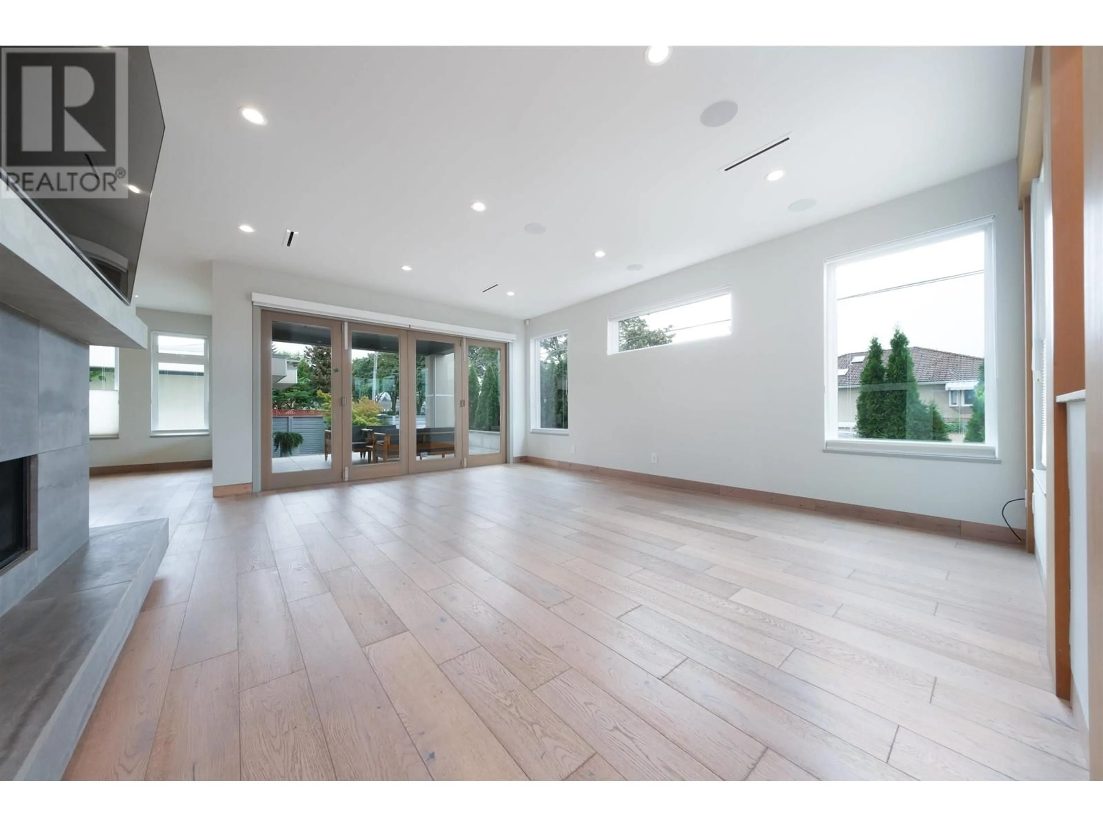 Indoor foyer for 6507 WALTHAM AVENUE, Burnaby British Columbia V5H3V6