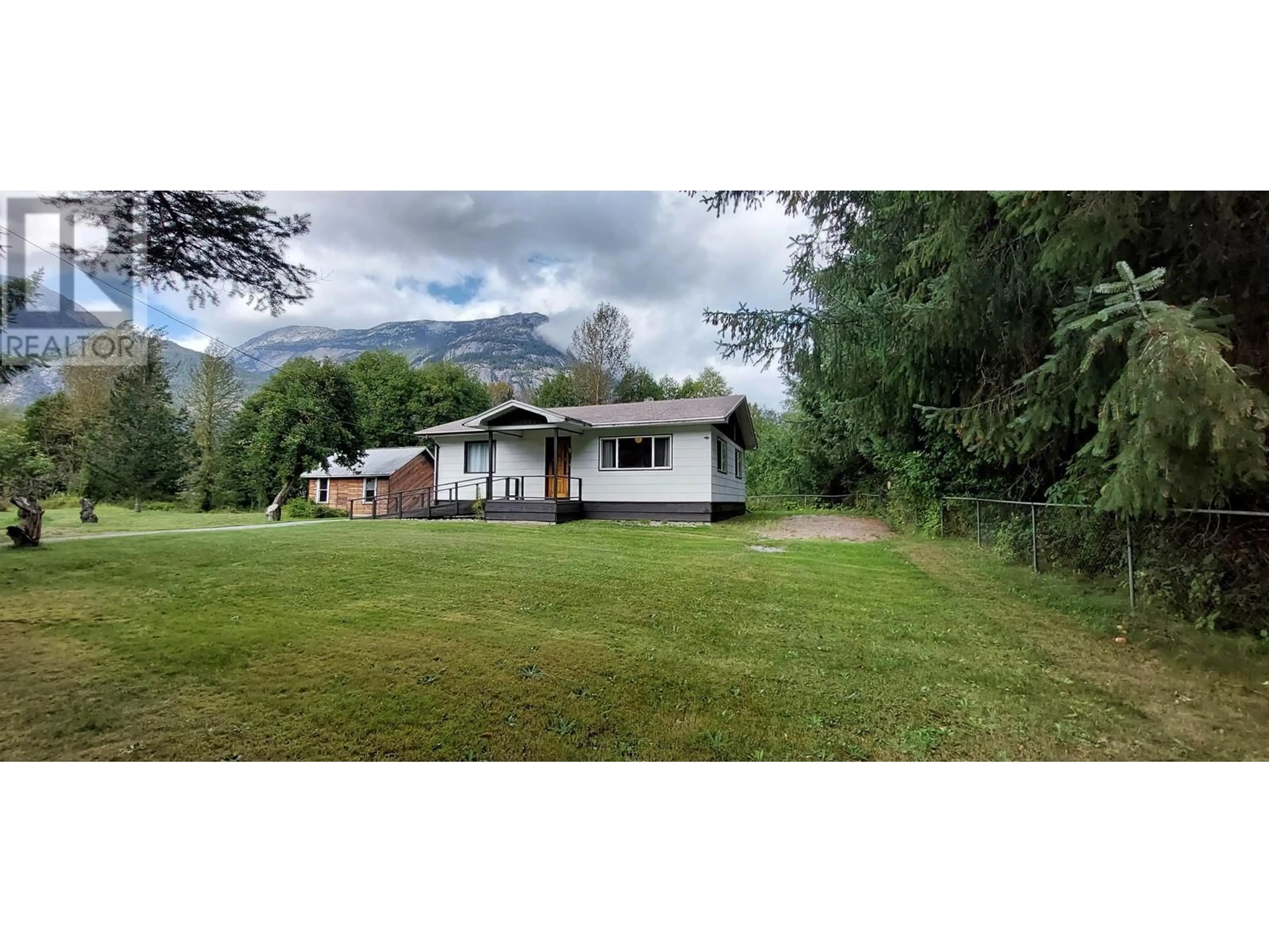 Cottage for 1956 MACKENZIE HIGHWAY, Hagensborg British Columbia V0T1H0