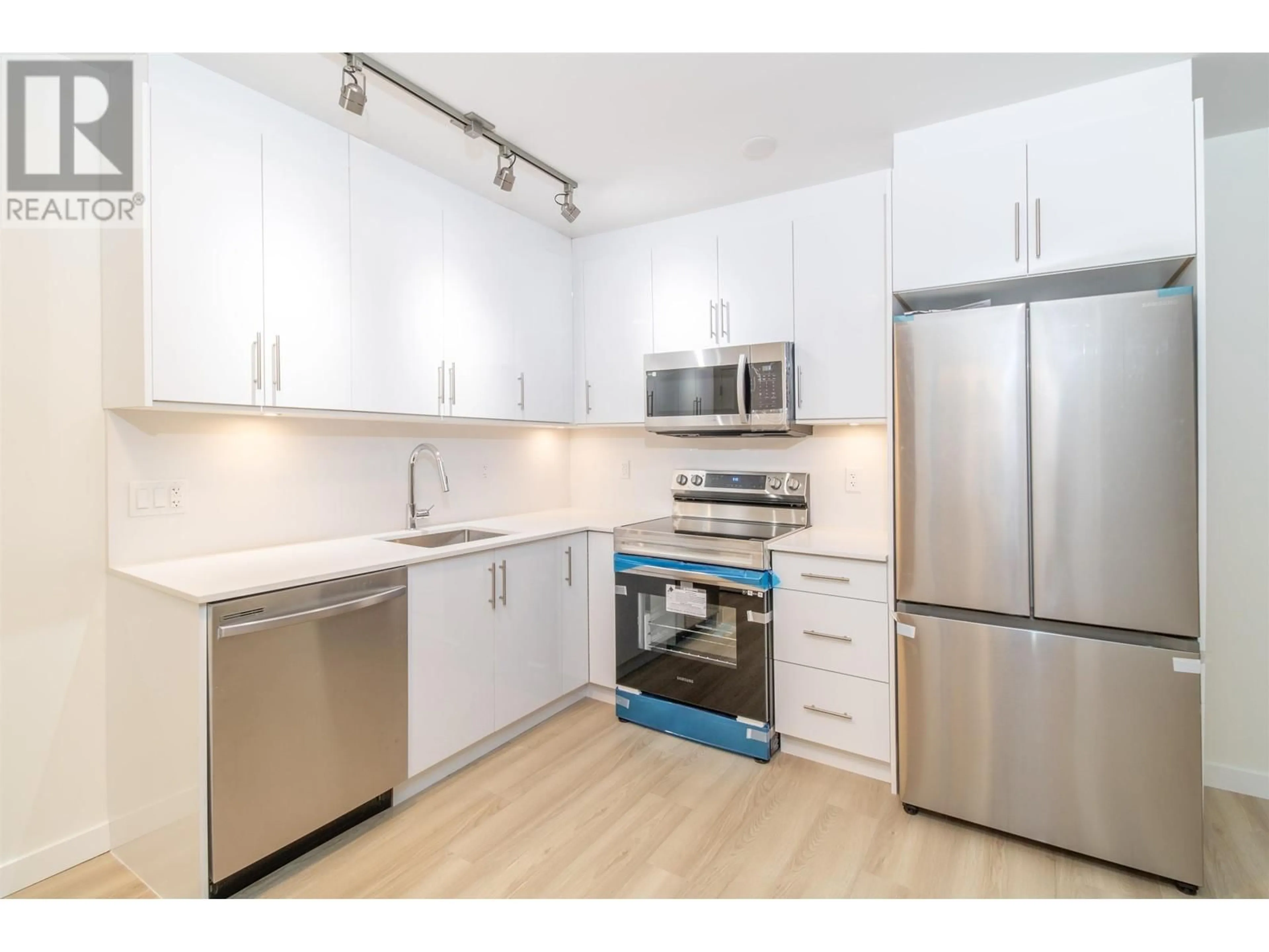 Standard kitchen for 104 232 SIXTH STREET, New Westminster British Columbia V3L3A4