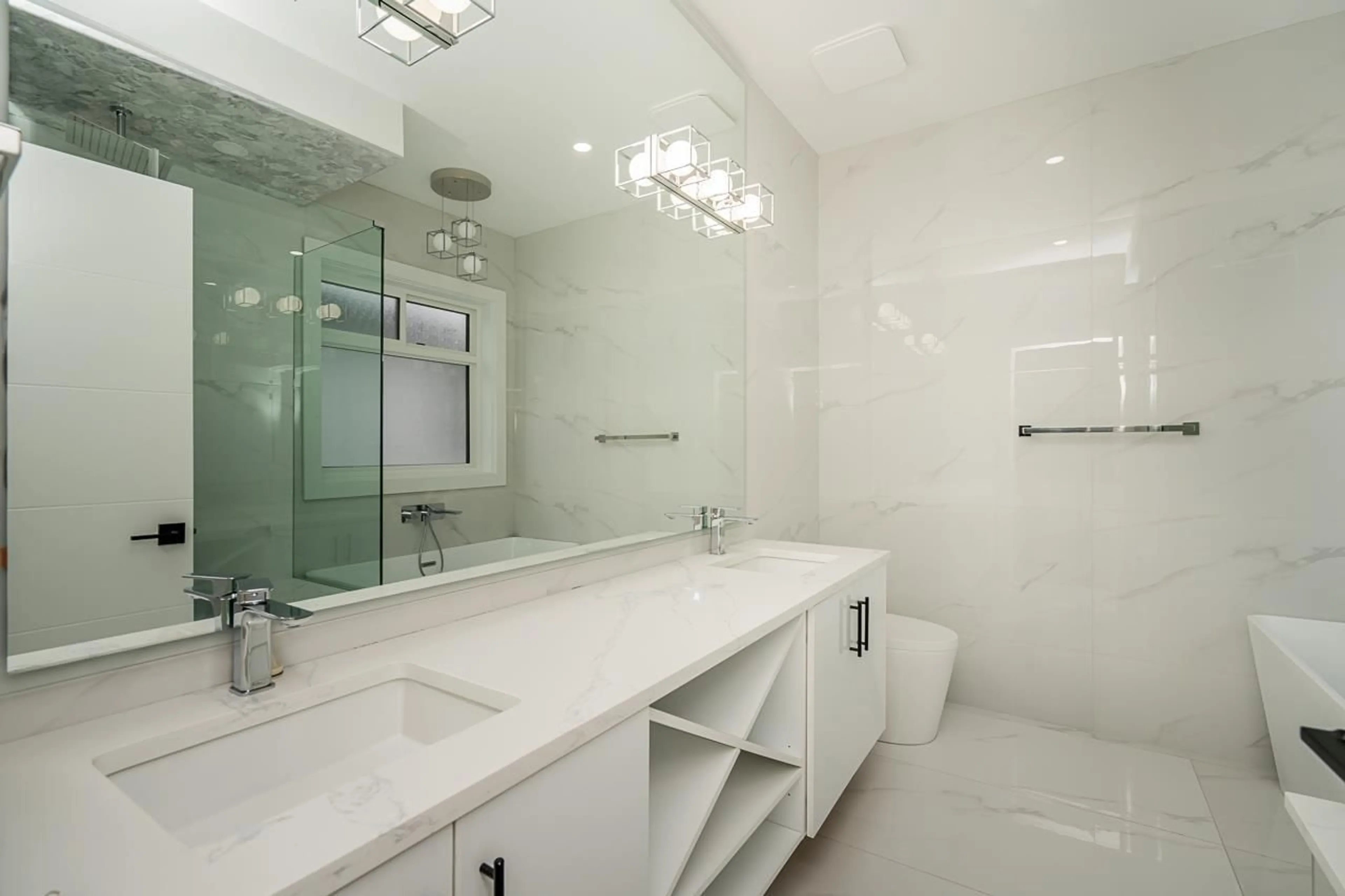 Contemporary bathroom, ceramic/tile floor for 2575 TERMINAL, Abbotsford British Columbia V4X0C4