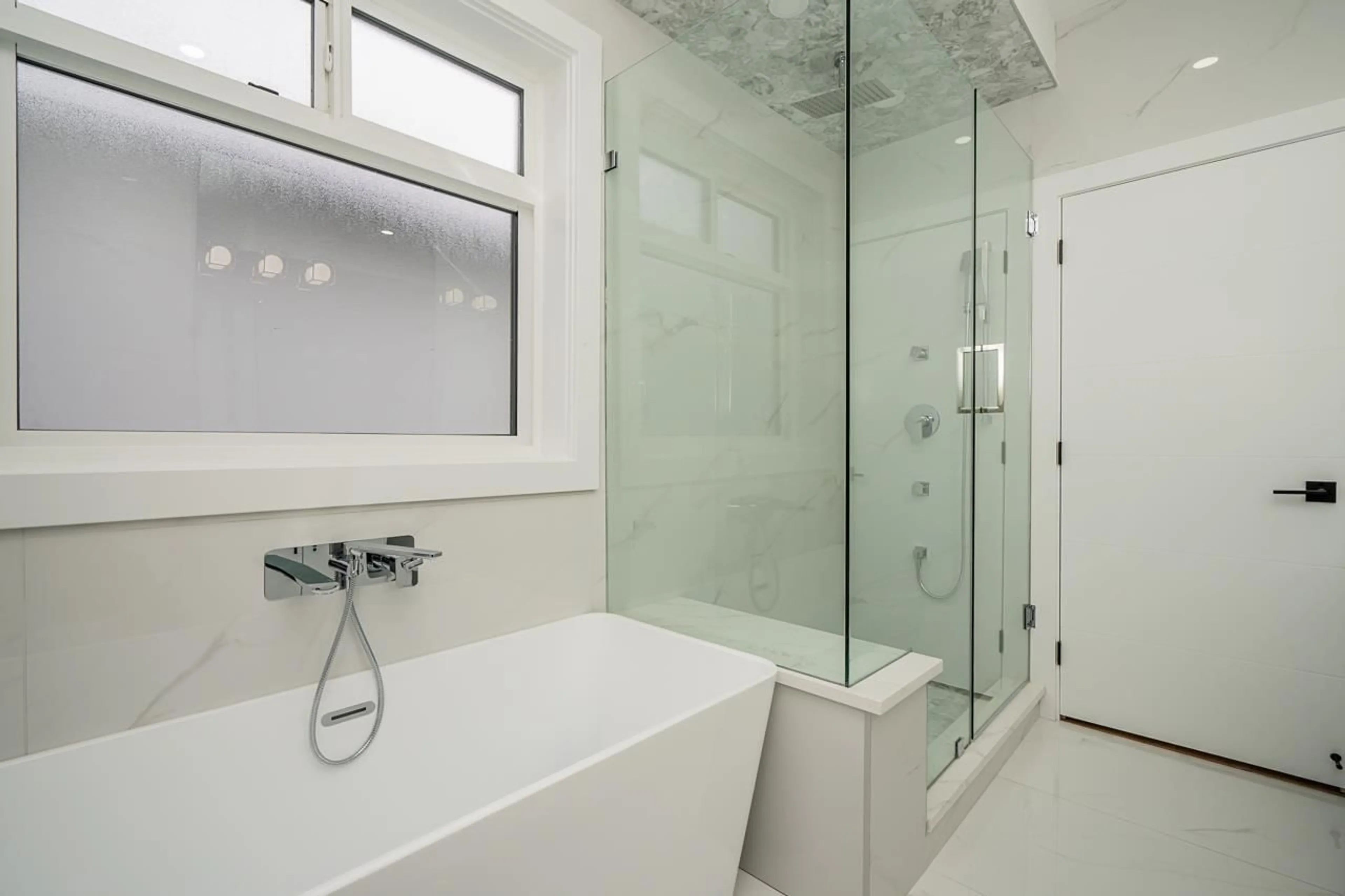 Contemporary bathroom, ceramic/tile floor for 2575 TERMINAL, Abbotsford British Columbia V4X0C4