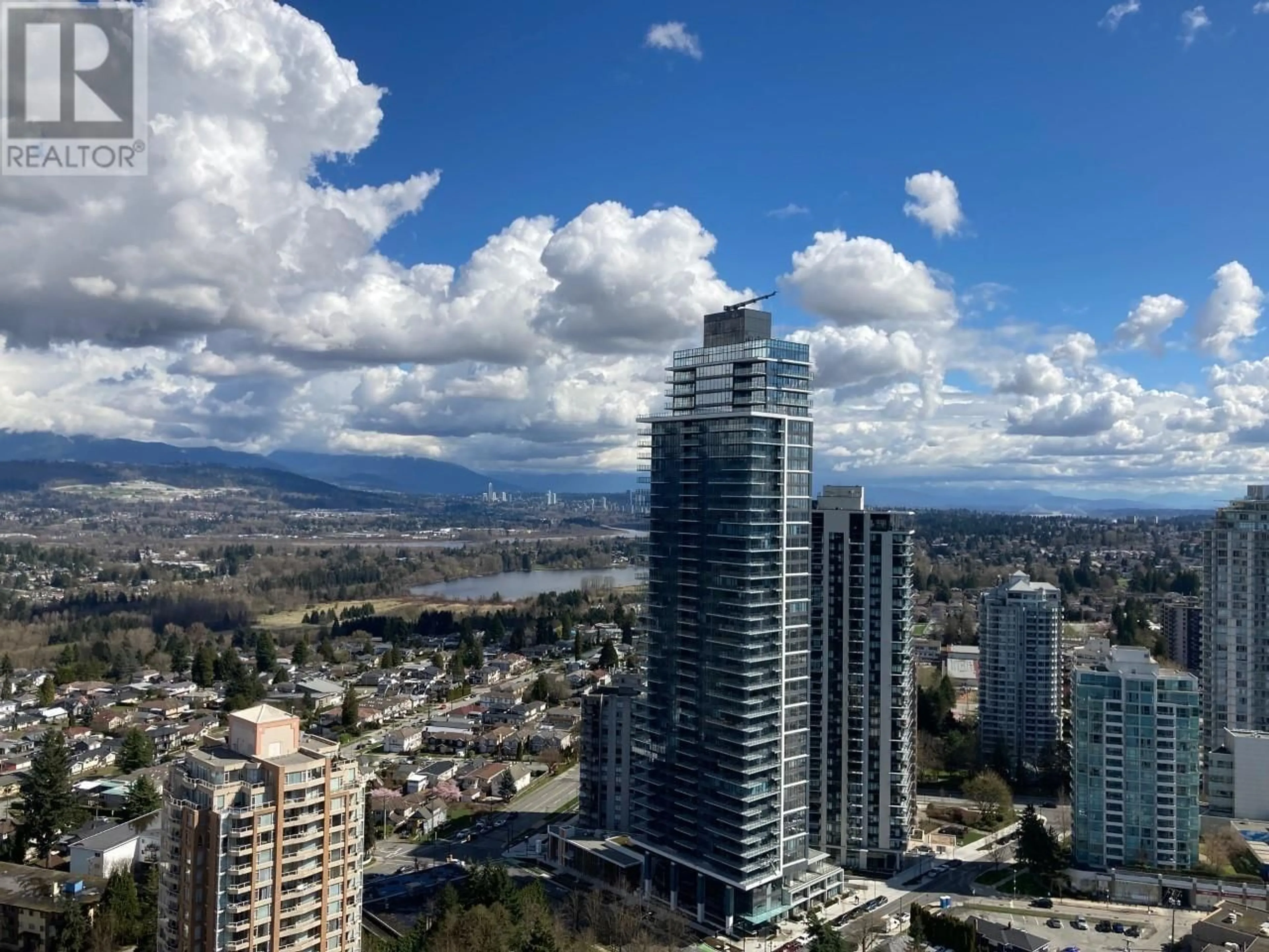 A pic from outside/outdoor area/front of a property/back of a property/a pic from drone, unknown for 3606 4688 KINGSWAY, Burnaby British Columbia V5H0E9