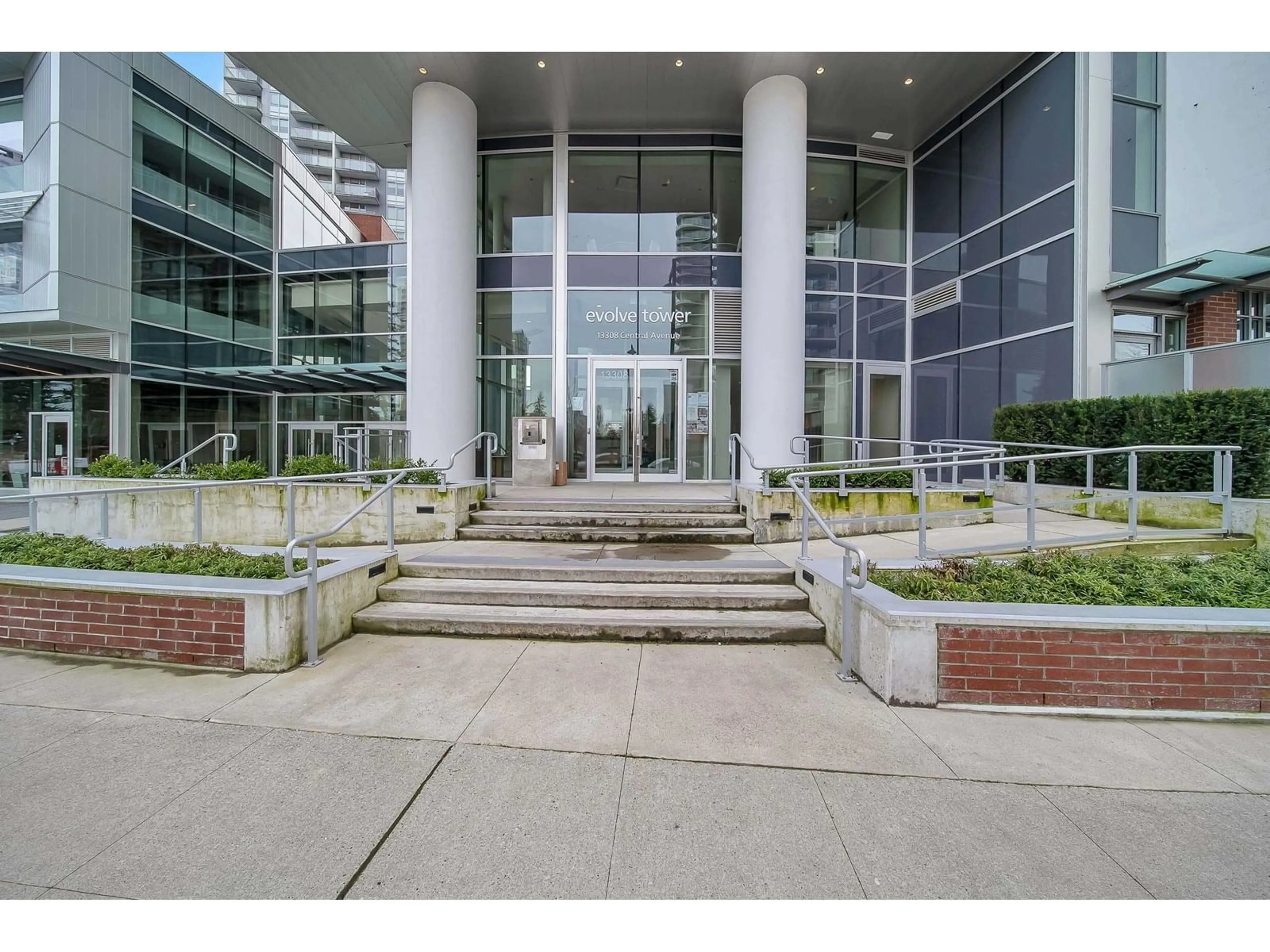 Indoor foyer for 3103 13308 CENTRAL AVENUE, Surrey British Columbia V3T0M4