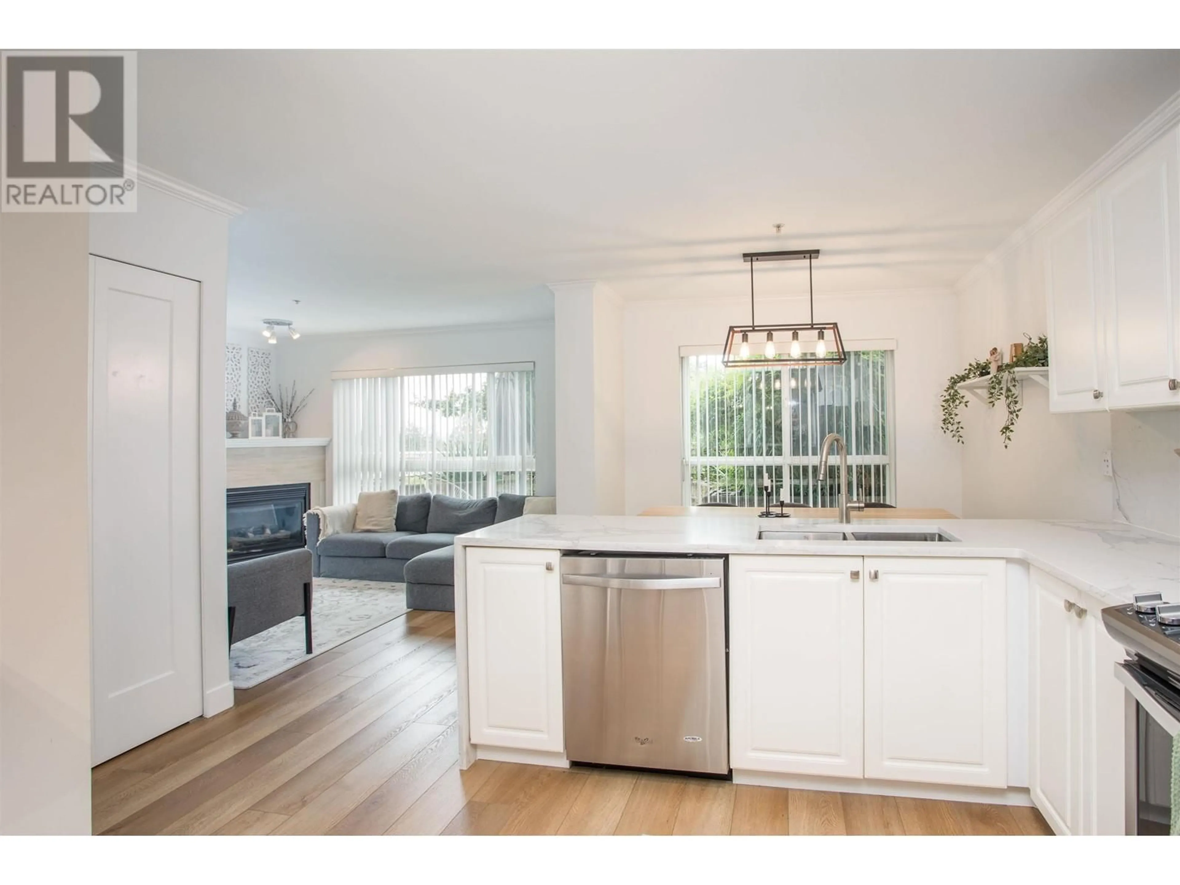 Open concept kitchen for 301 22230 NORTH AVENUE, Maple Ridge British Columbia V2X2L5