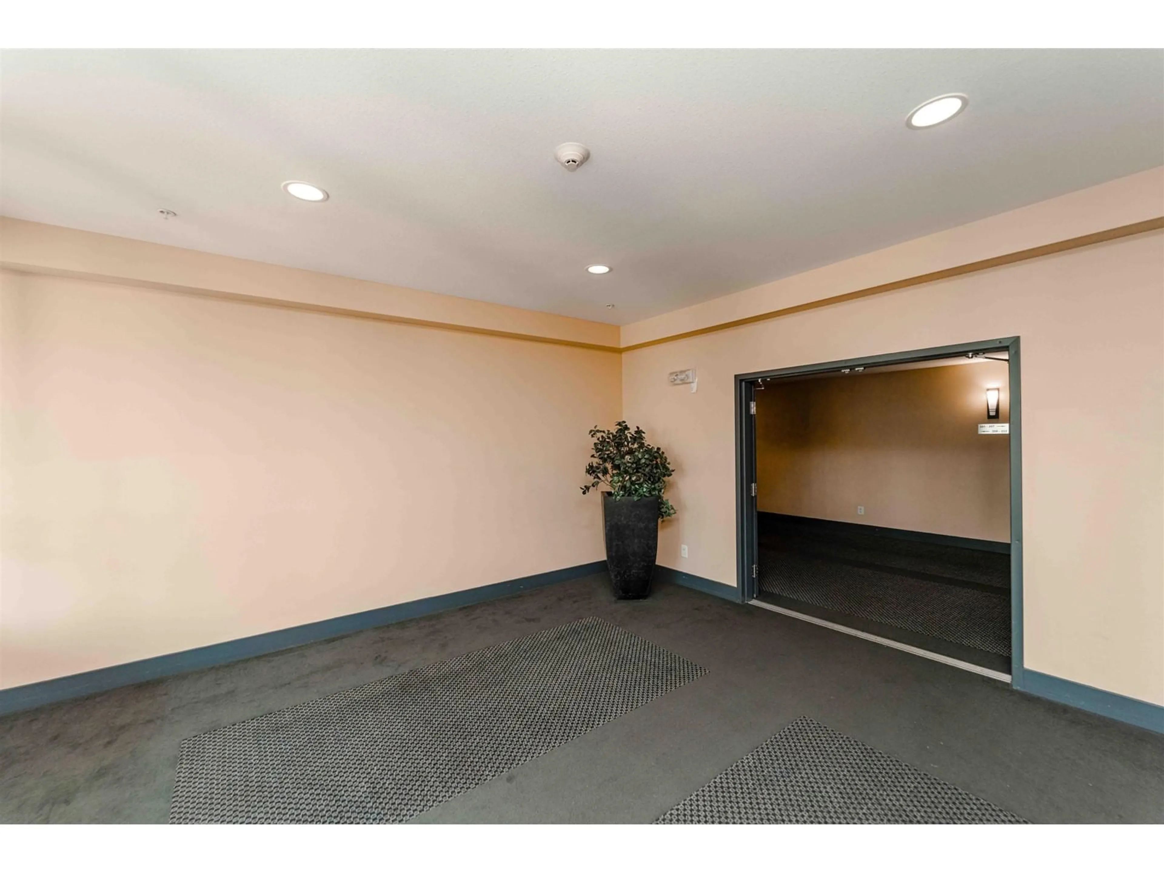 Other indoor space, unknown floor for 214 3192 GLADWIN ROAD, Abbotsford British Columbia V2T6M9