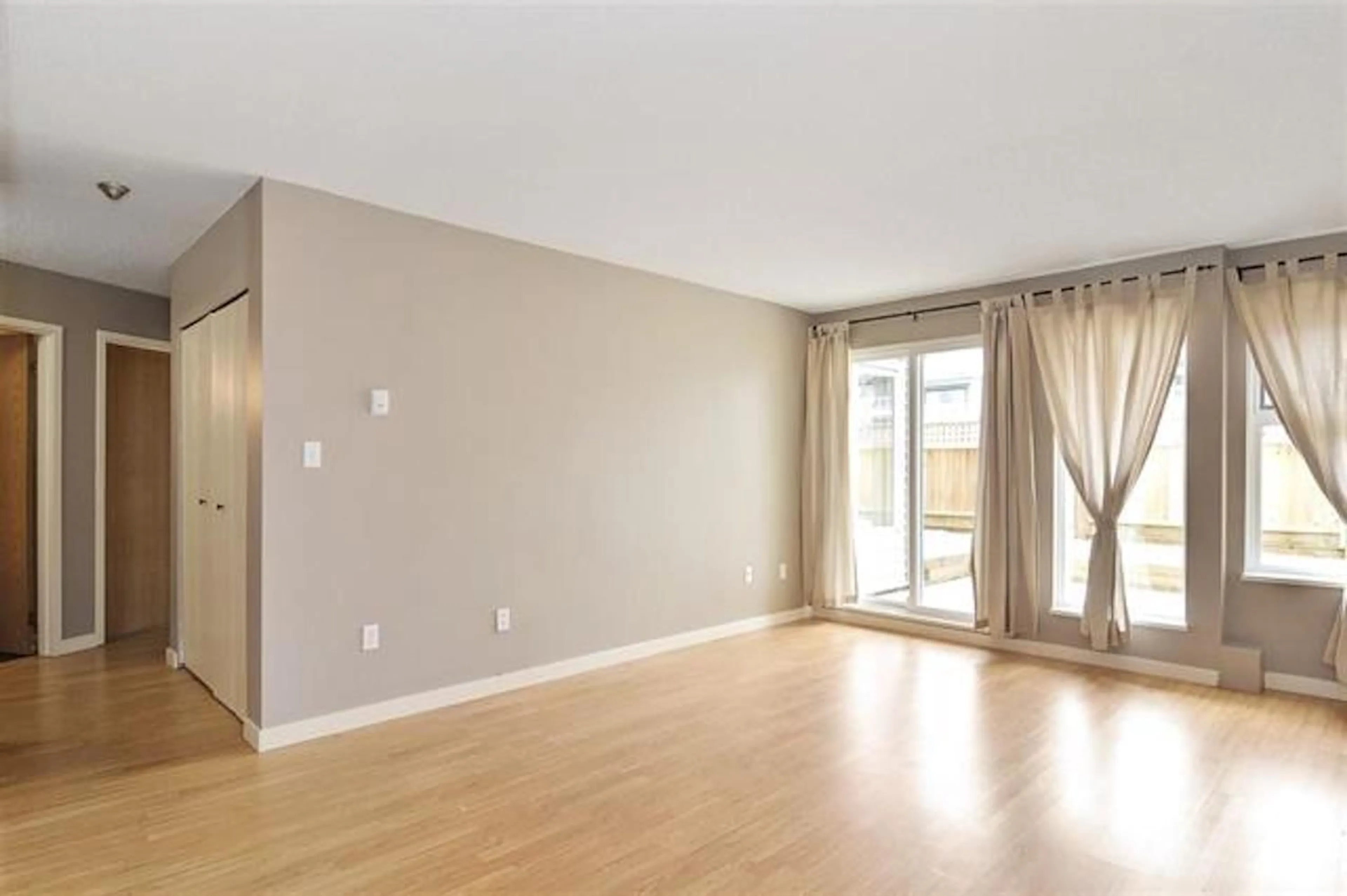 A pic of a room for 122 1850 E SOUTHMERE CRESCENT, Surrey British Columbia V6A6Y6