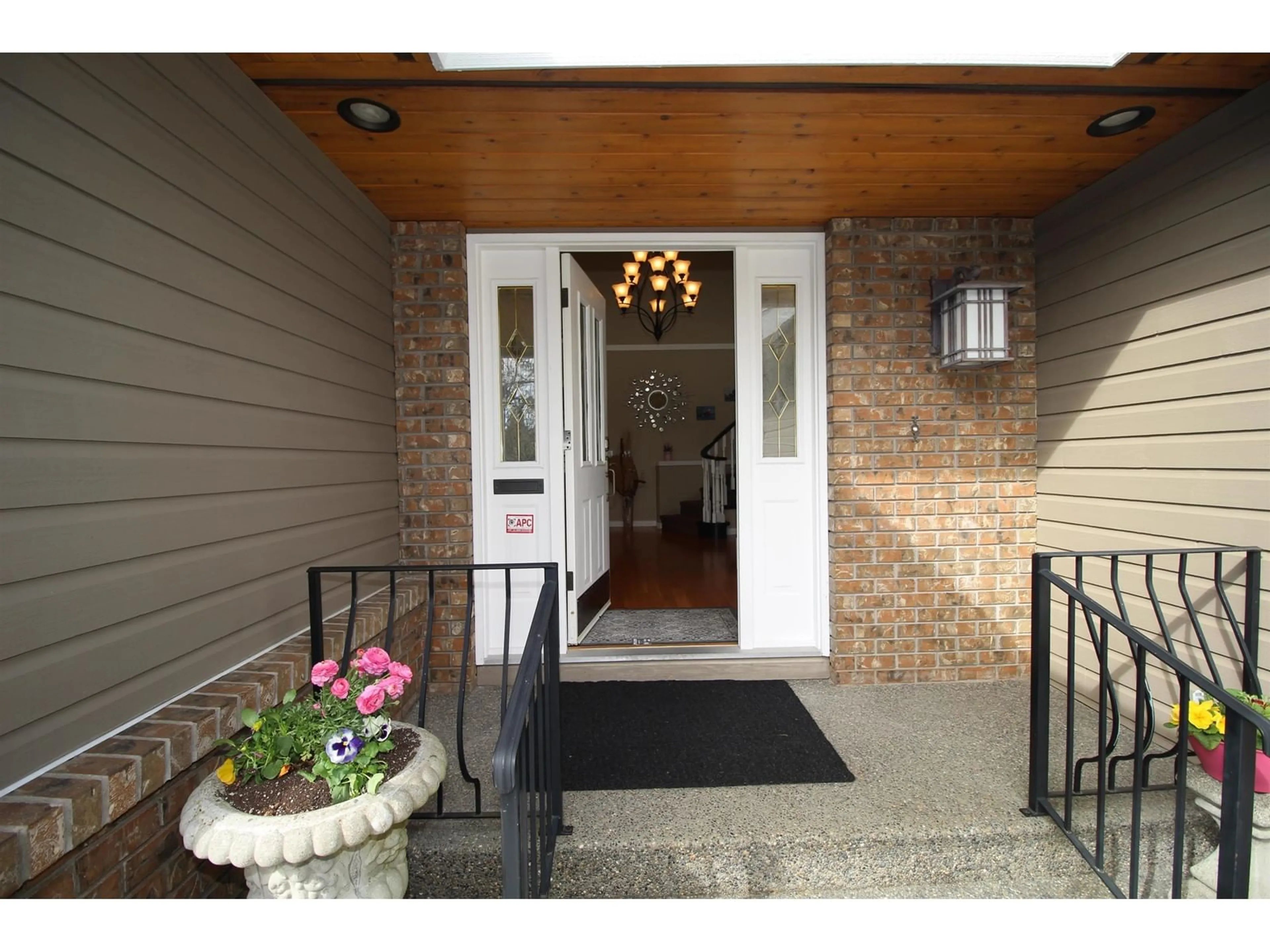 Indoor entryway, wood floors for 14897 22 AVENUE, Surrey British Columbia V4A9J2