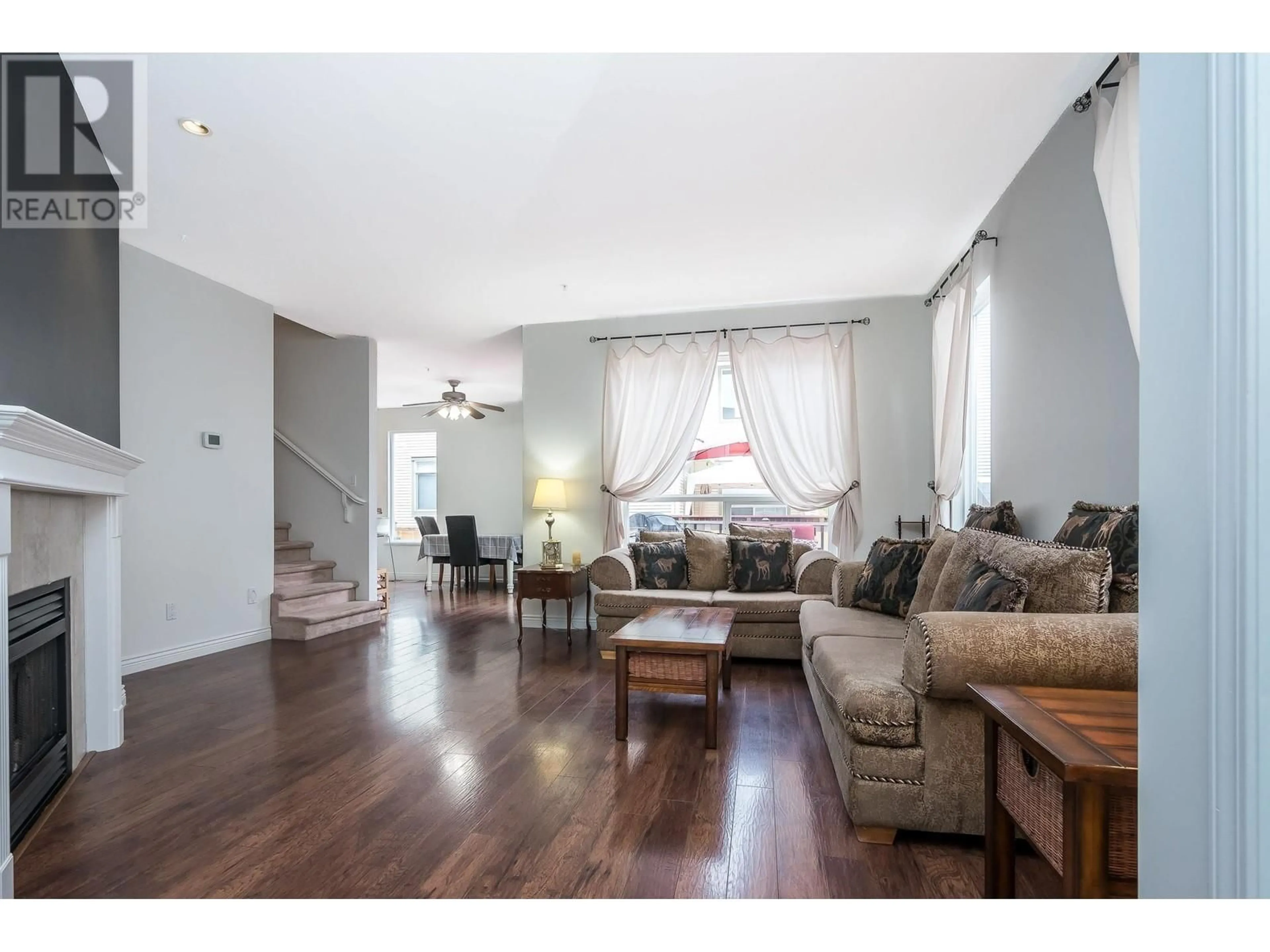 Living room, wood floors for 19854 BUTTERNUT LANE, Pitt Meadows British Columbia V3Y2S7