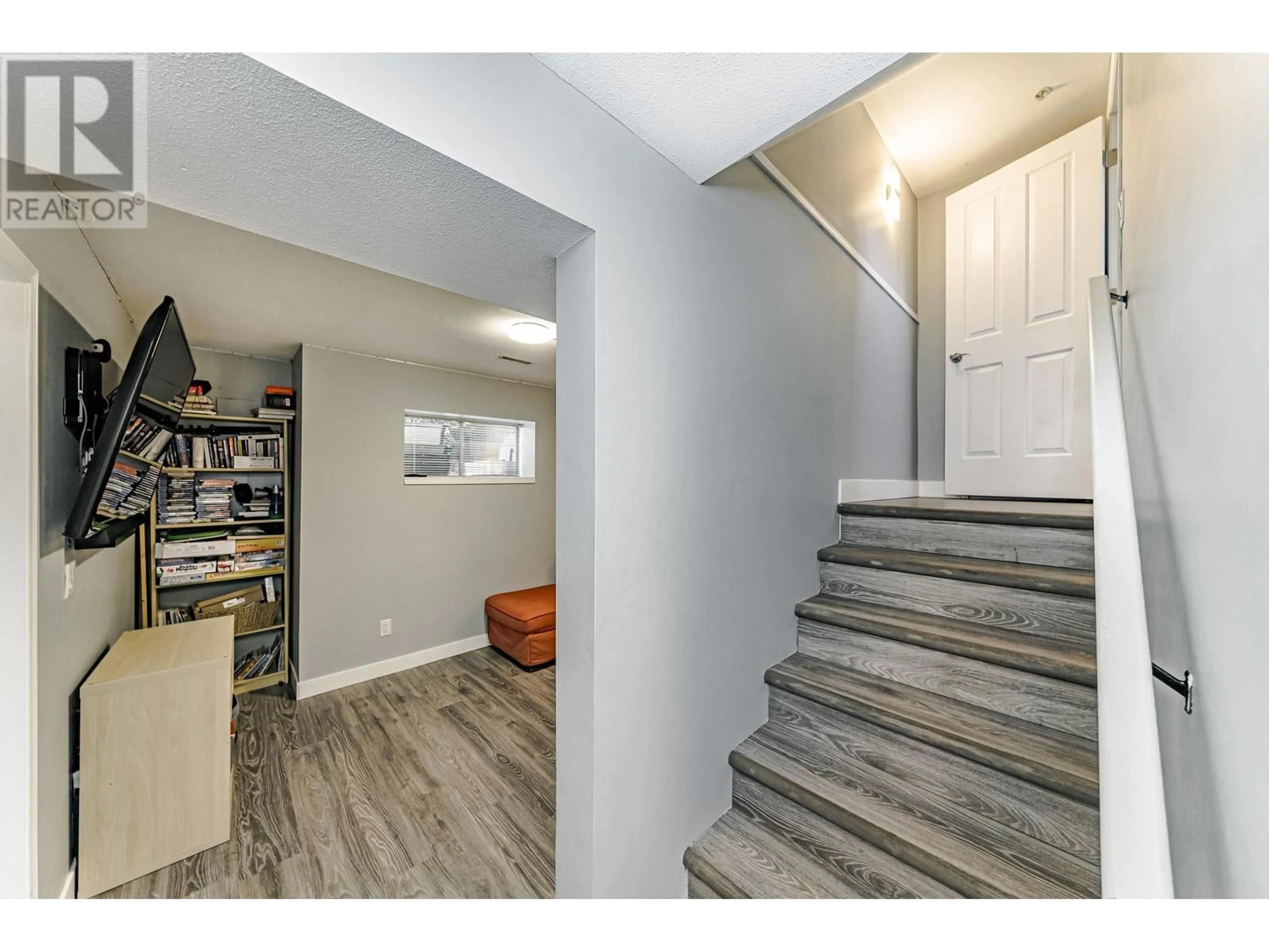 Indoor entryway, wood floors for 68 19160 119 AVENUE, Pitt Meadows British Columbia V3Y2L7