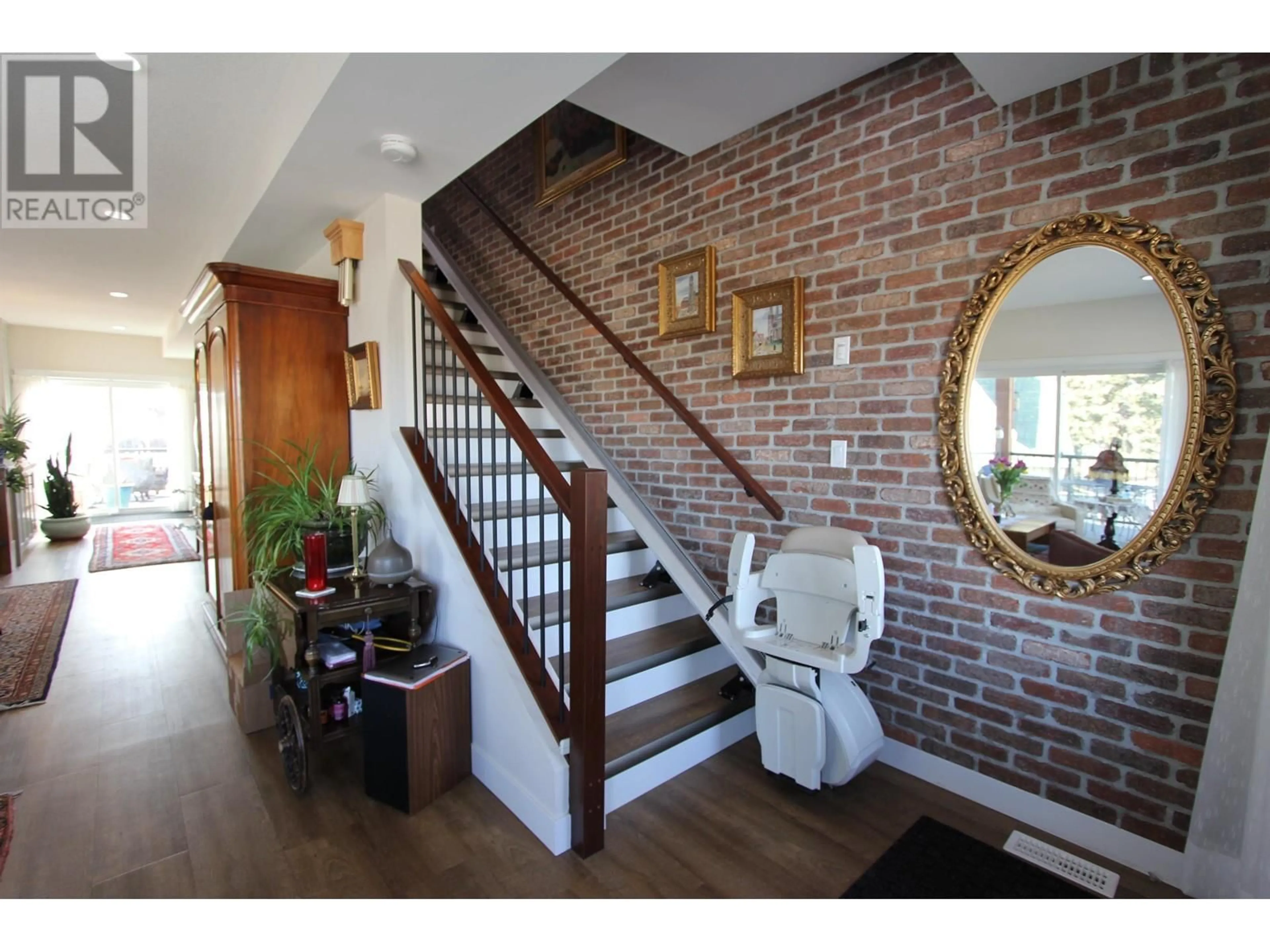 Indoor entryway, wood floors for 101 985 PATRICIA BOULEVARD, Prince George British Columbia V2L3V6