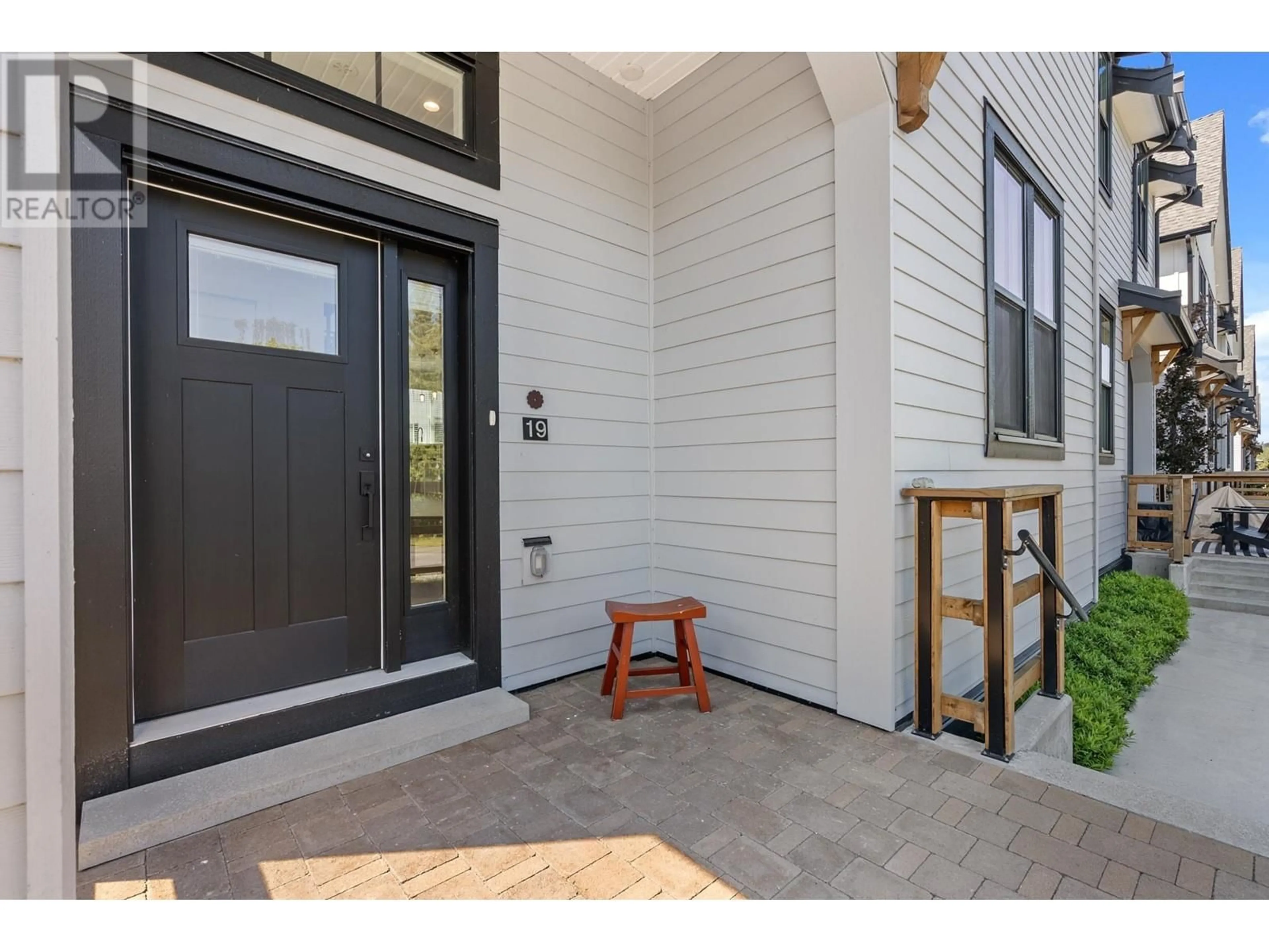 Indoor entryway, wood floors for 19 6429 MARKET AVENUE, Delta British Columbia V4L0A8