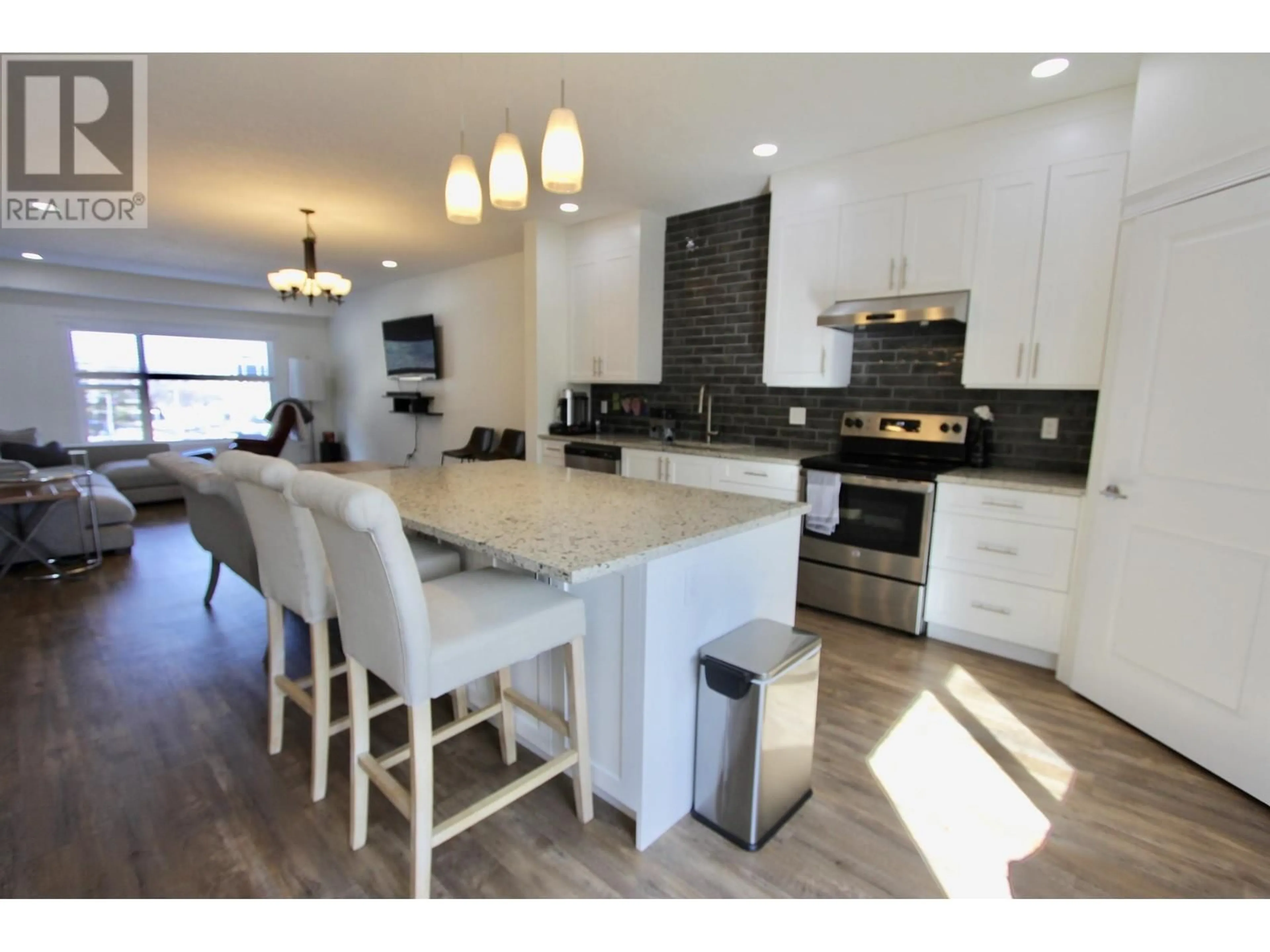 Open concept kitchen for 102 985 PATRICIA BOULEVARD, Prince George British Columbia V2L3V6