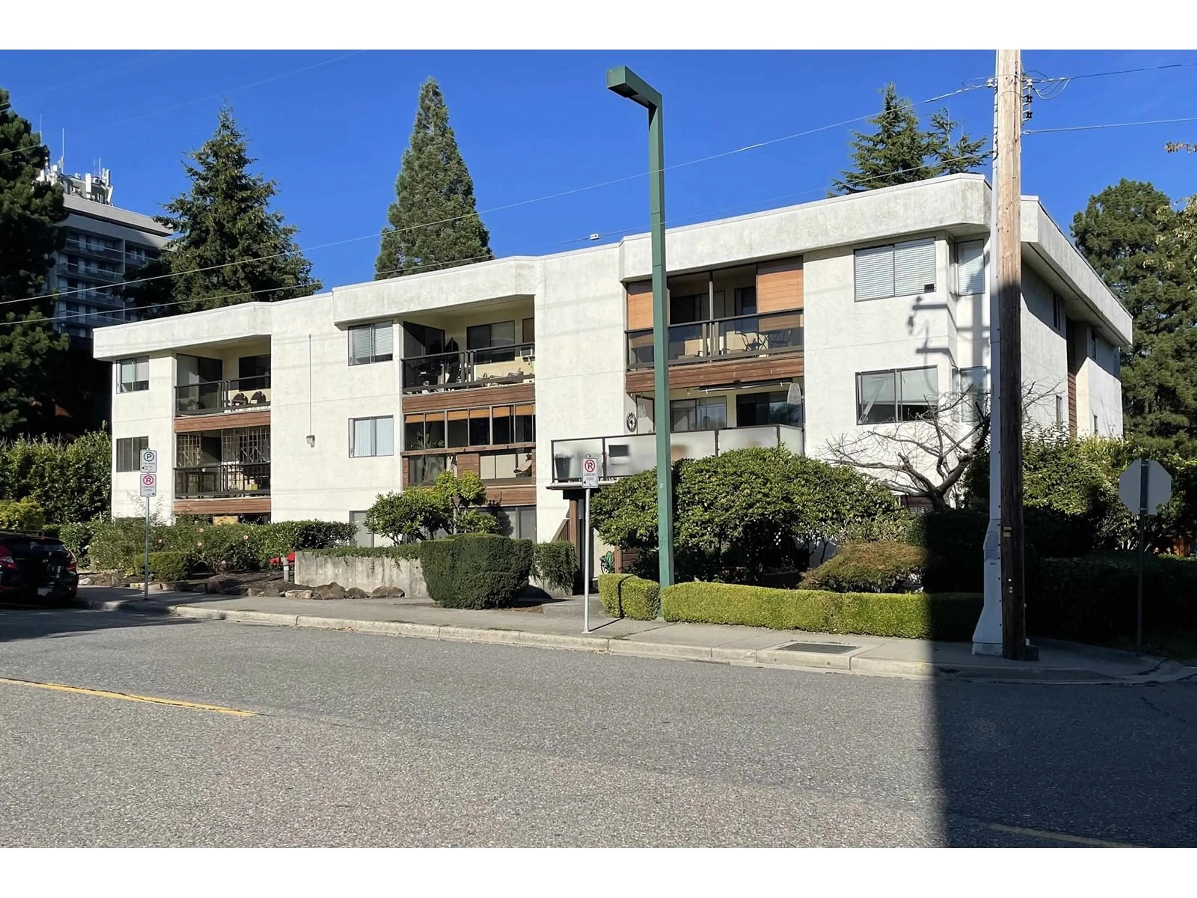 A pic from exterior of the house or condo, the street view for 305 1526 GEORGE STREET, White Rock British Columbia V4B4A5