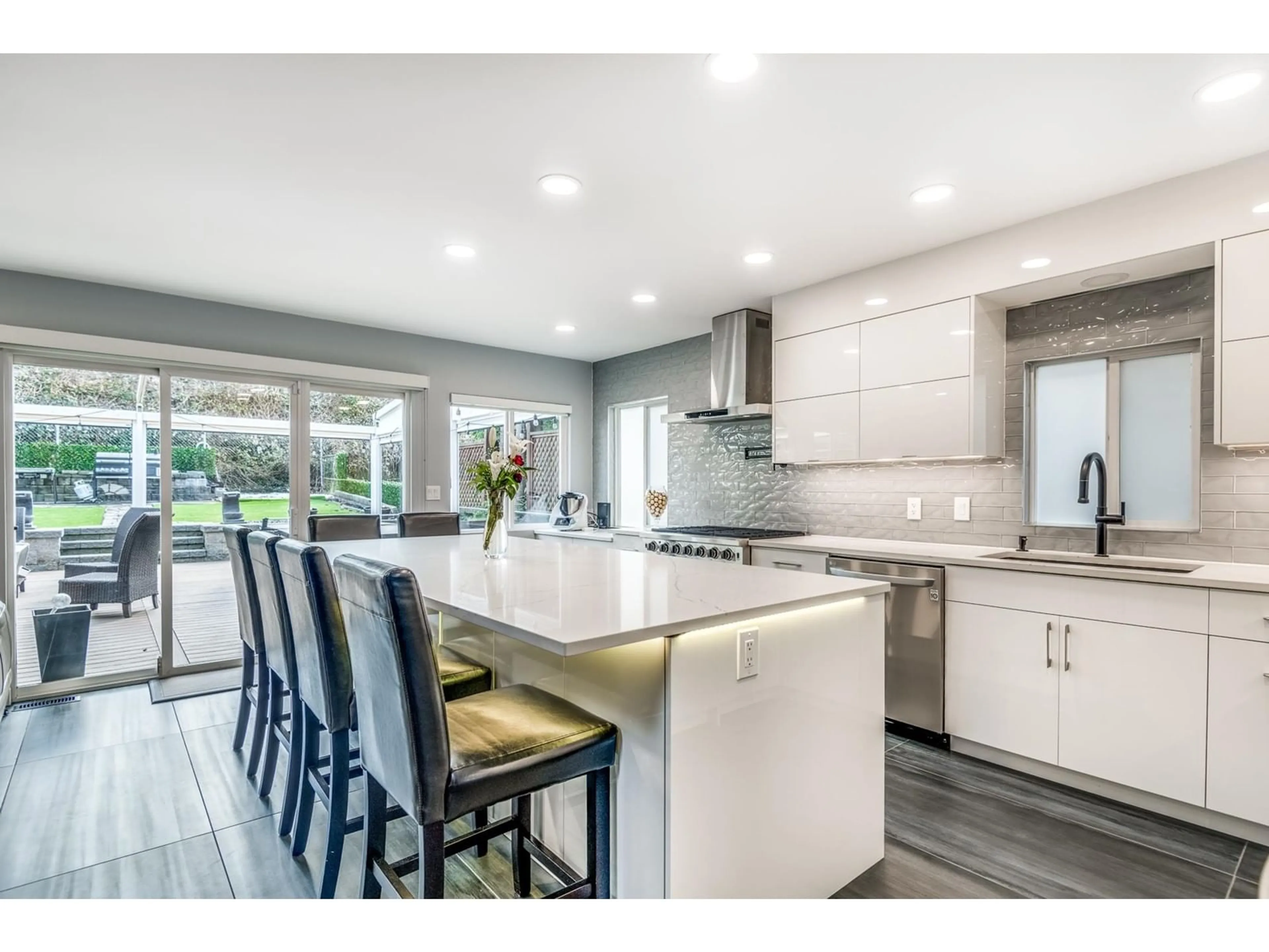 Open concept kitchen for 131 8888 216 STREET, Langley British Columbia V1M3Z8