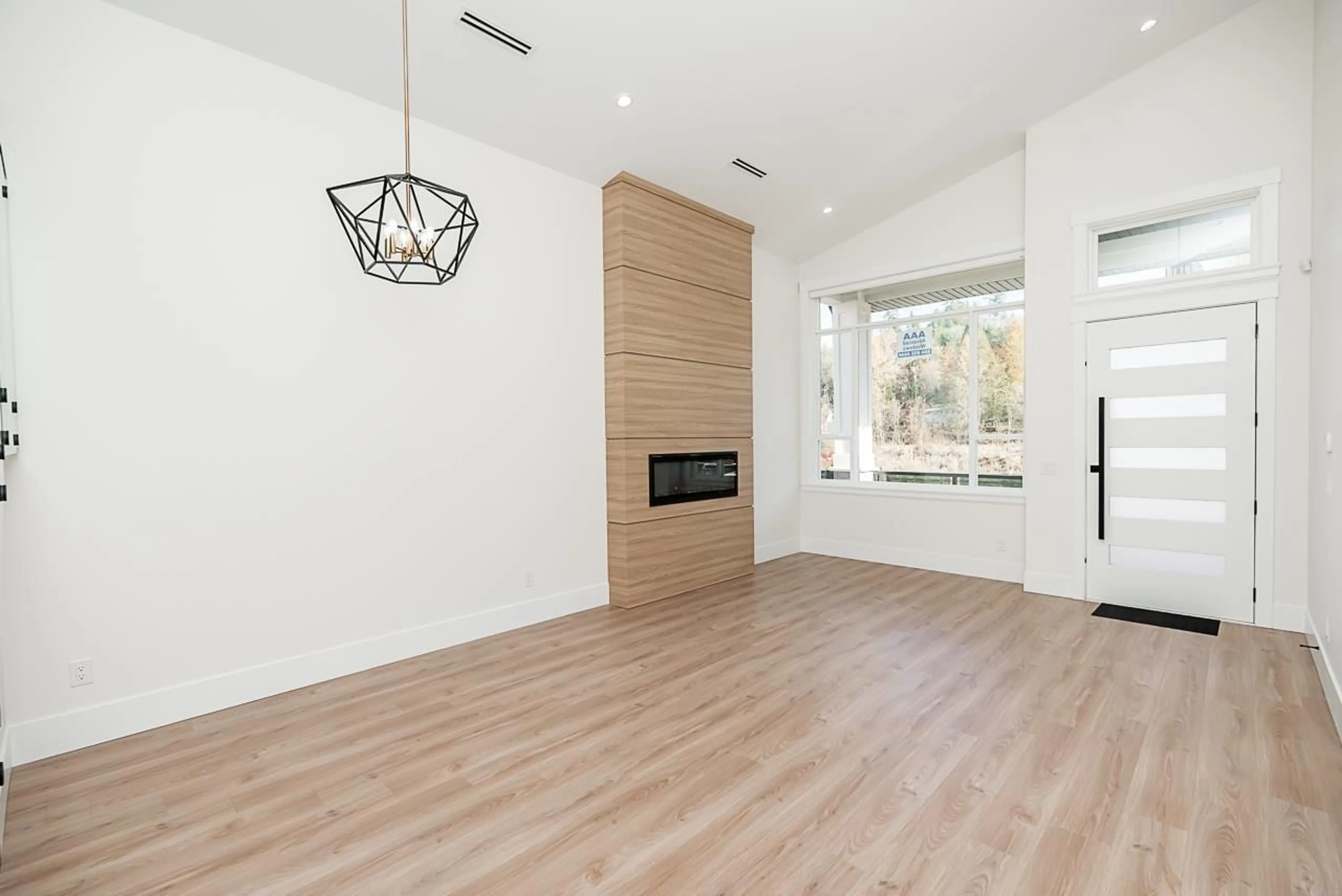 Indoor entryway, wood floors for 10607 124A STREET, Surrey British Columbia V3V0E2