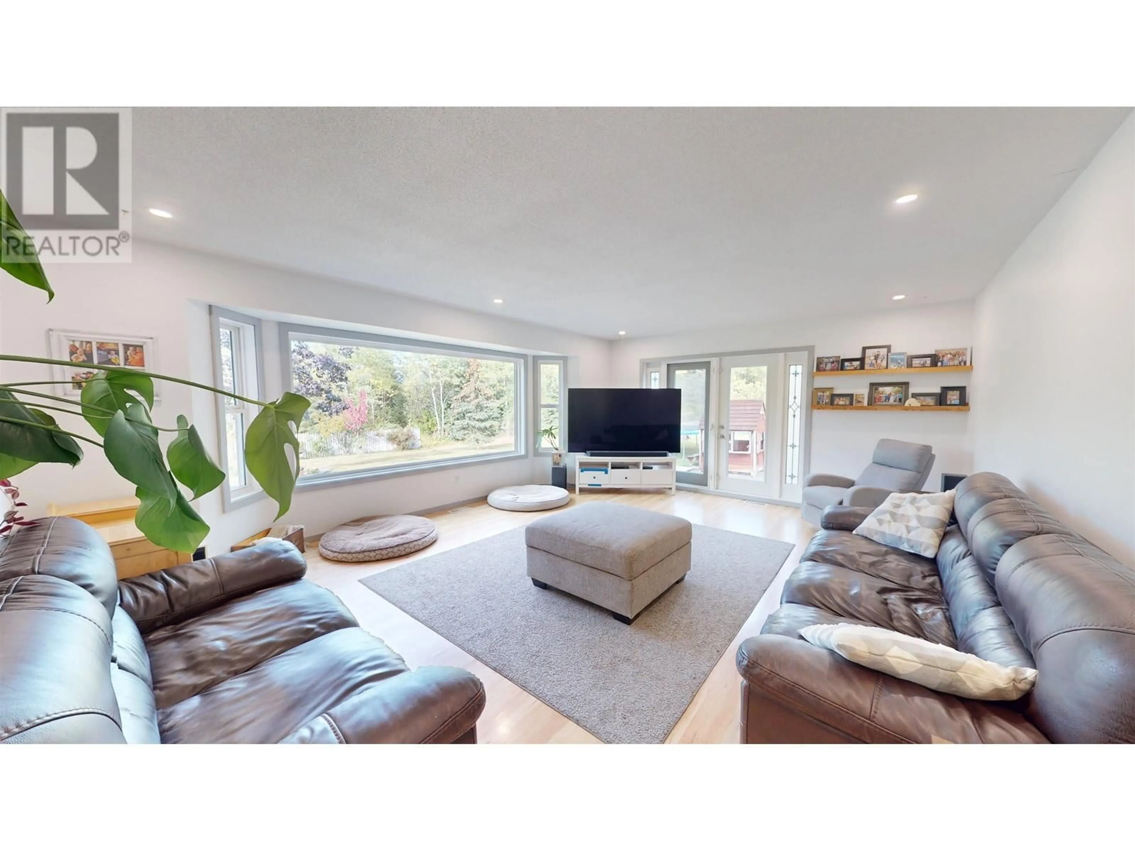 Living room, wood floors for 1026 ESTATES DRIVE, Houston British Columbia V0J1Z1