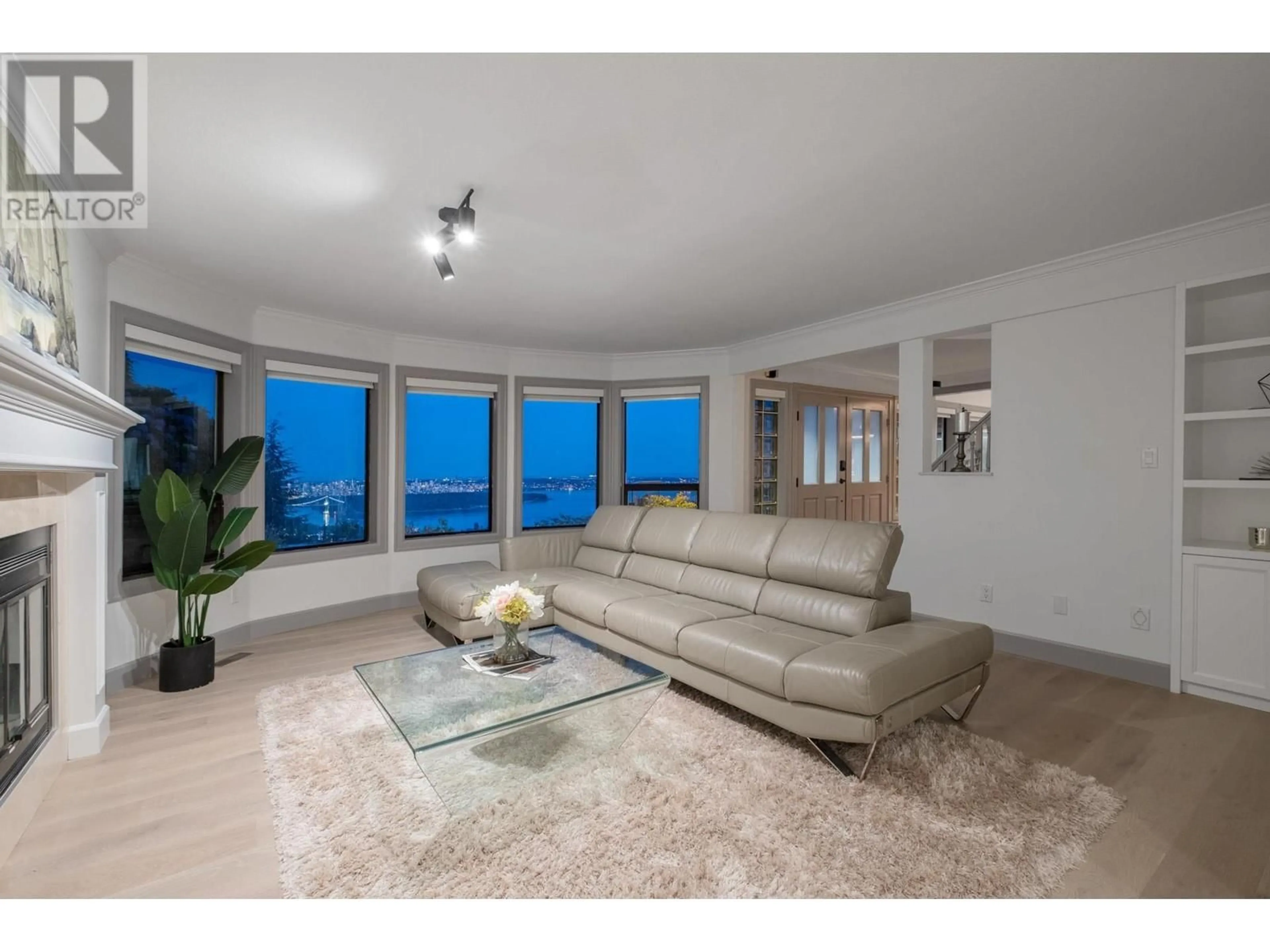 Living room, wood floors for 2523 WESTHILL DRIVE, West Vancouver British Columbia V7S3A3