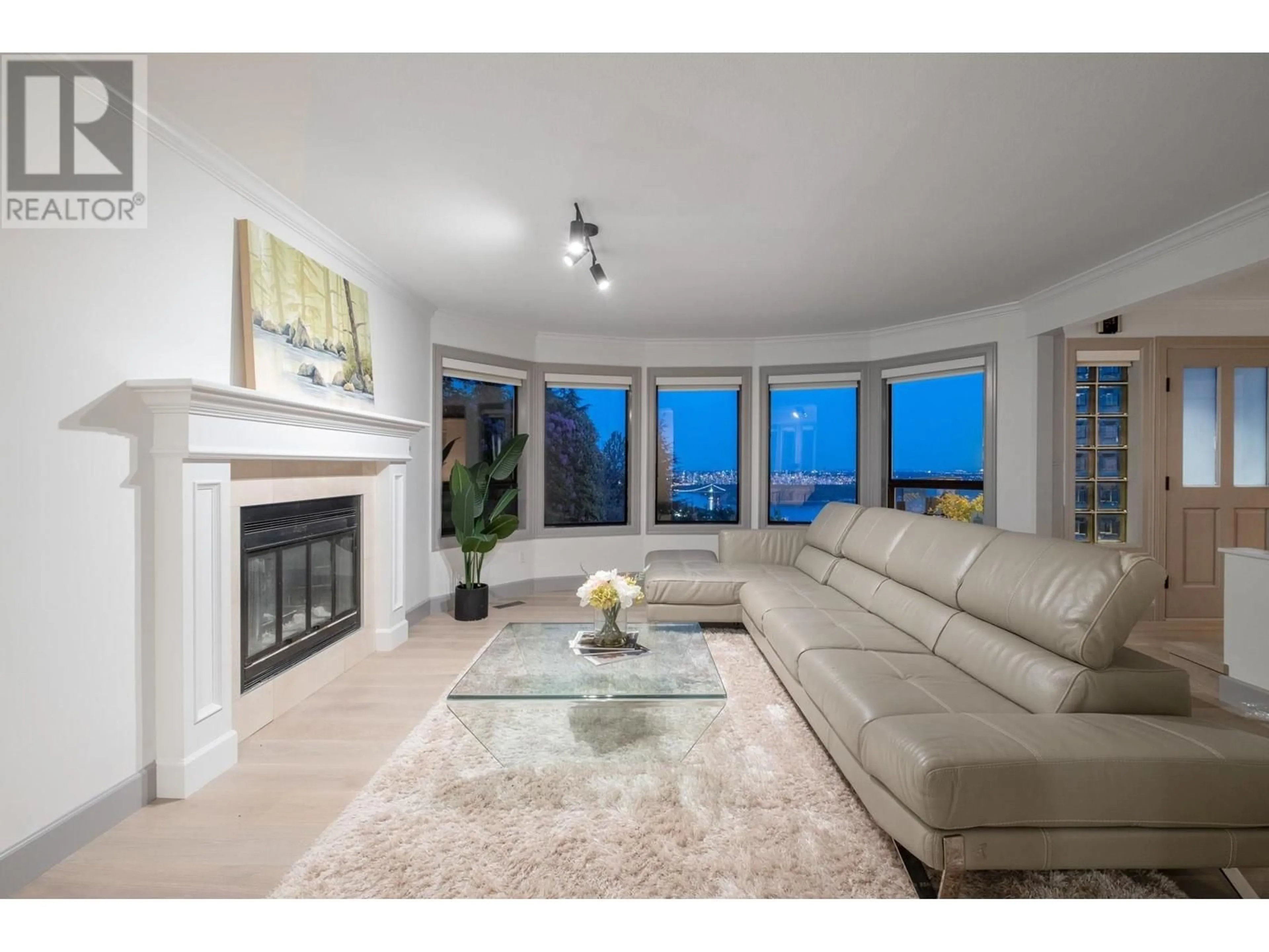 Living room, wood floors for 2523 WESTHILL DRIVE, West Vancouver British Columbia V7S3A3