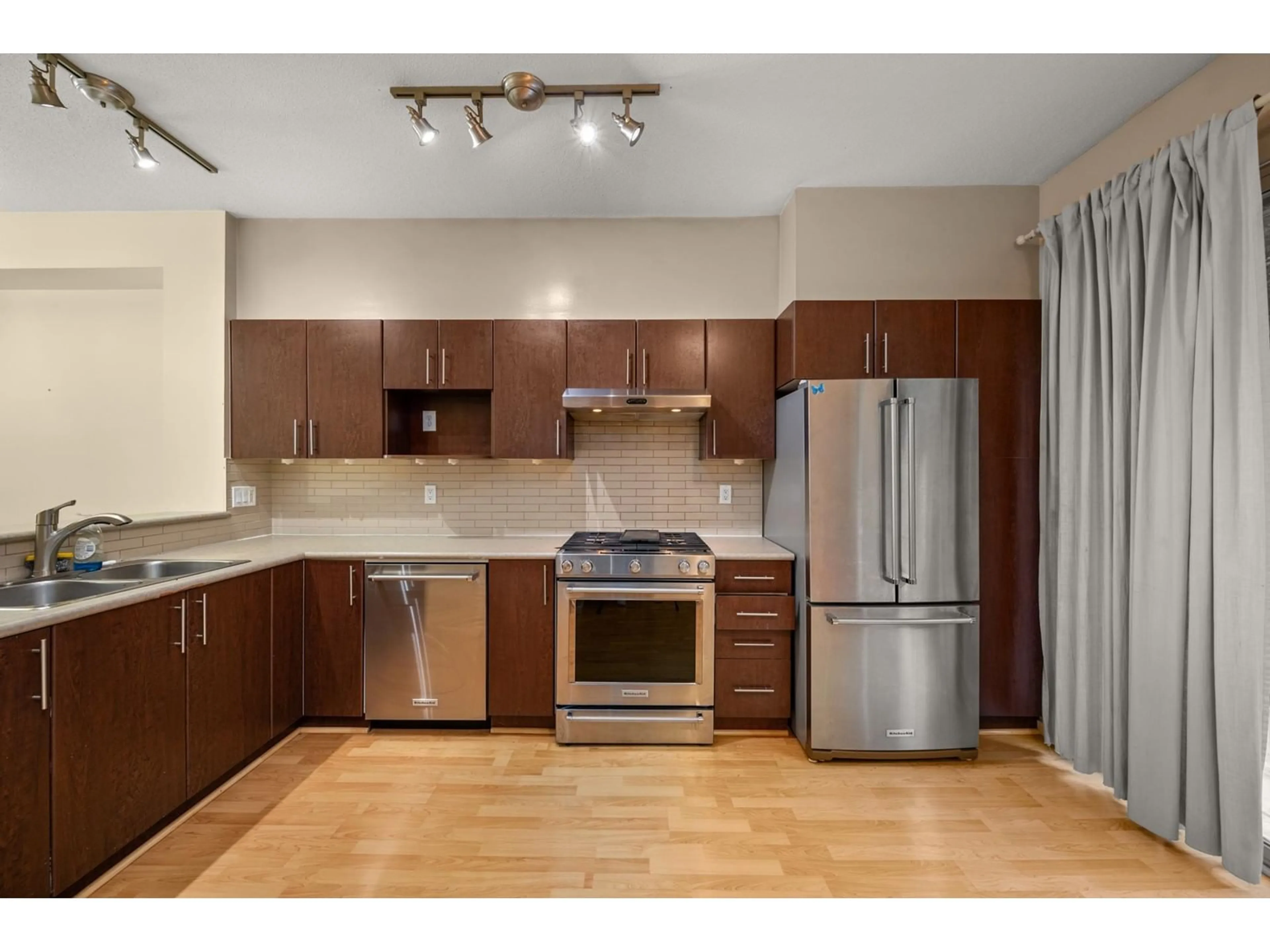 Standard kitchen, unknown for 55 - 15152 62A, Surrey British Columbia V3S1V1