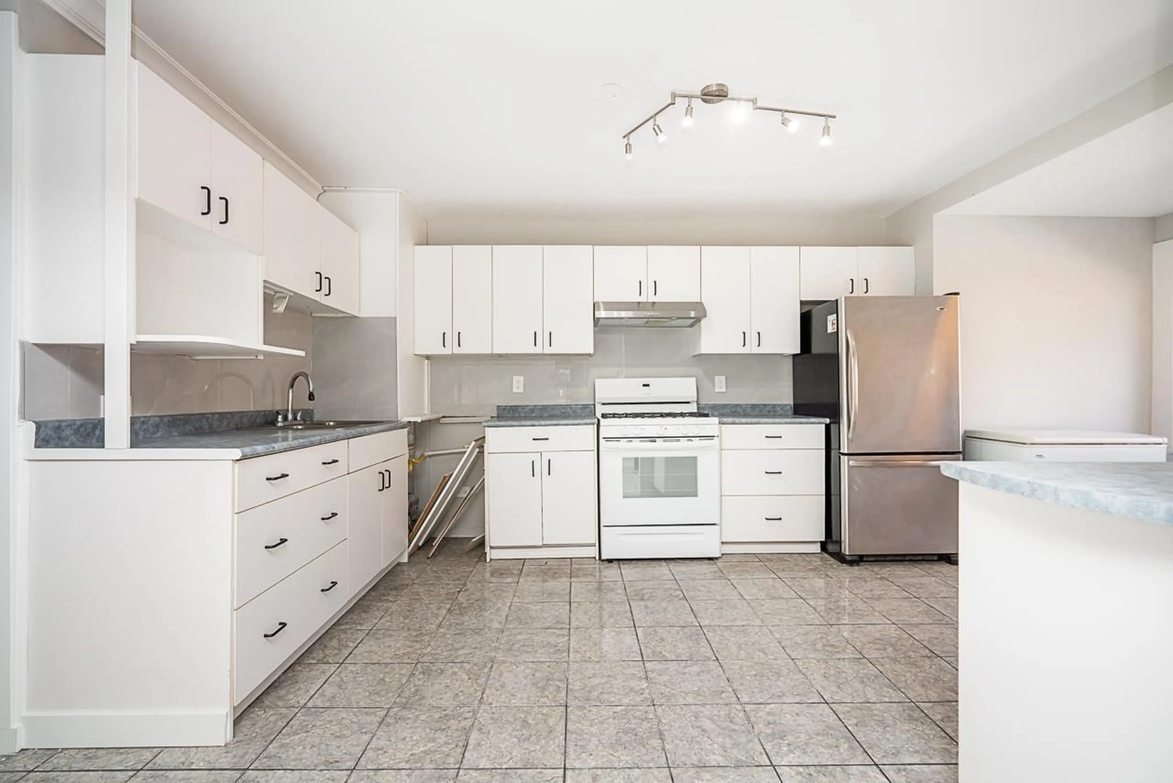 Standard kitchen, wood floors, cottage for 10064 127B STREET, Surrey British Columbia V3V5M3