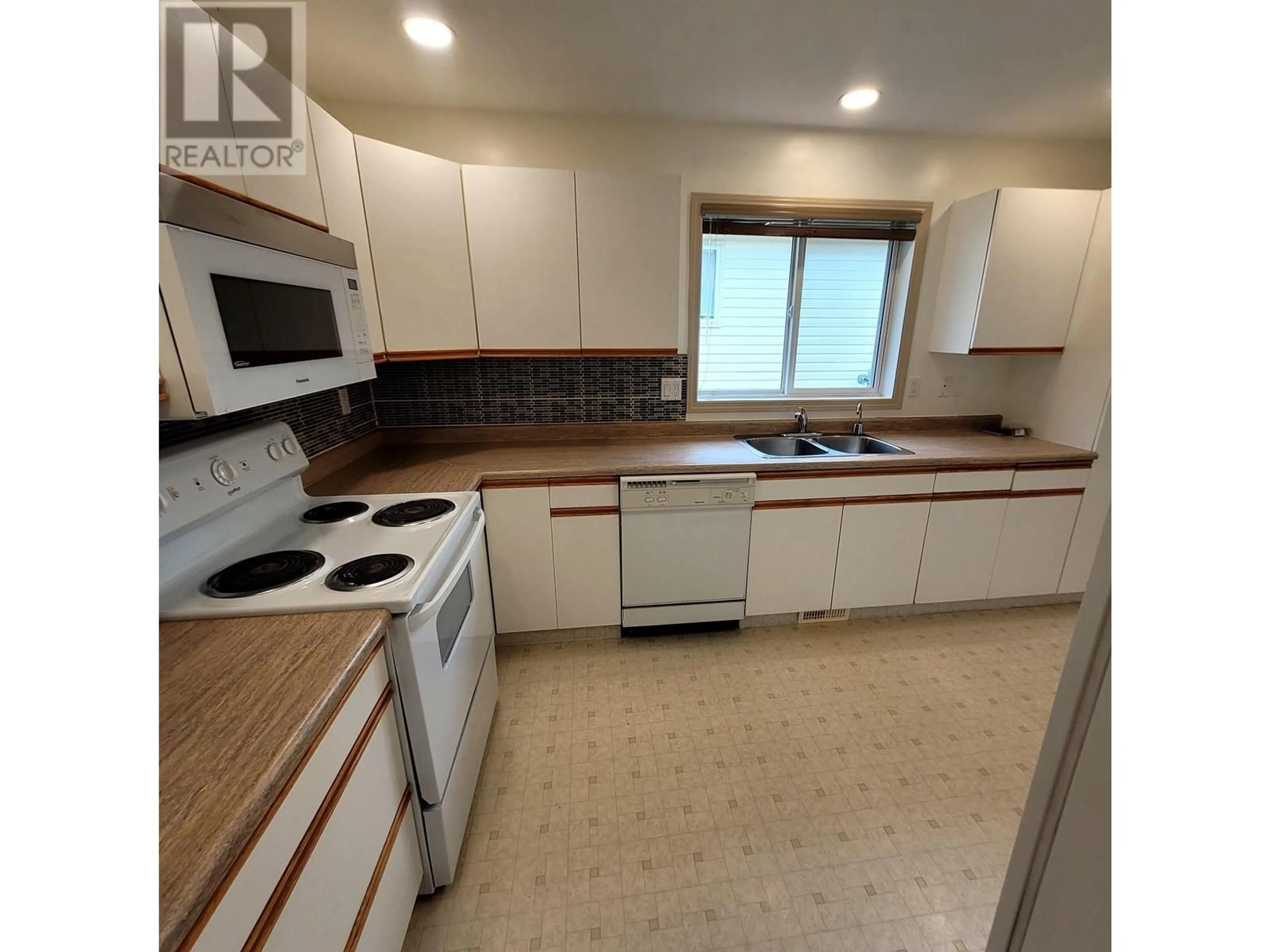 Standard kitchen, wood floors, cottage for 39 500 WOTZKE DRIVE, Williams Lake British Columbia V2G4S9