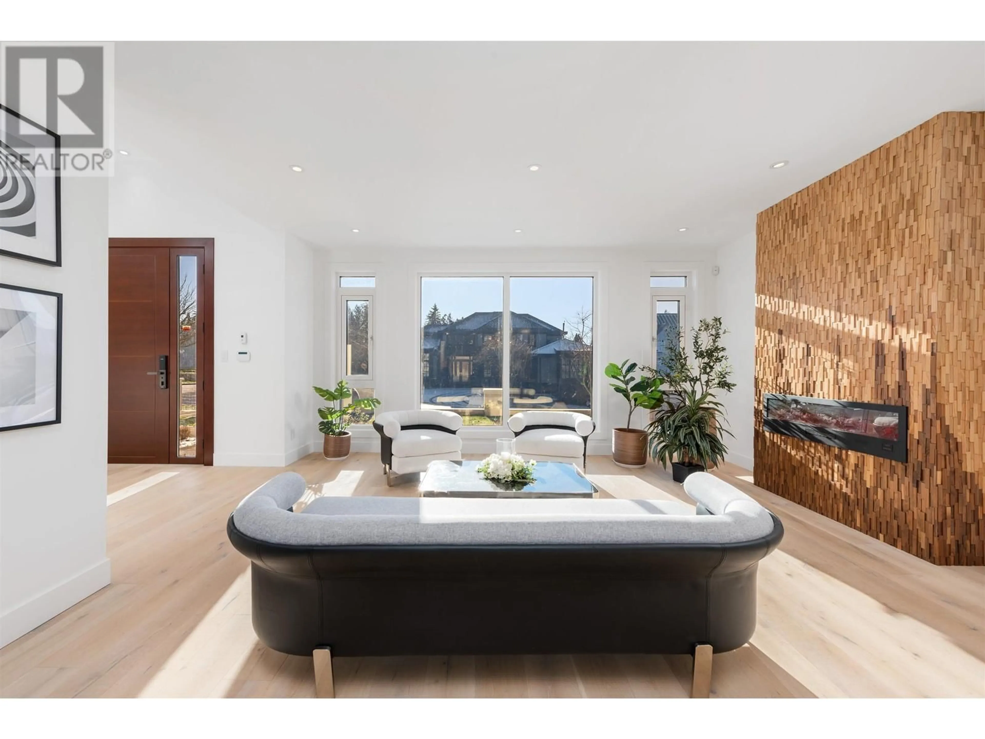 Living room, wood floors for 4082 SUNNYCREST DRIVE, North Vancouver British Columbia V7R3E4