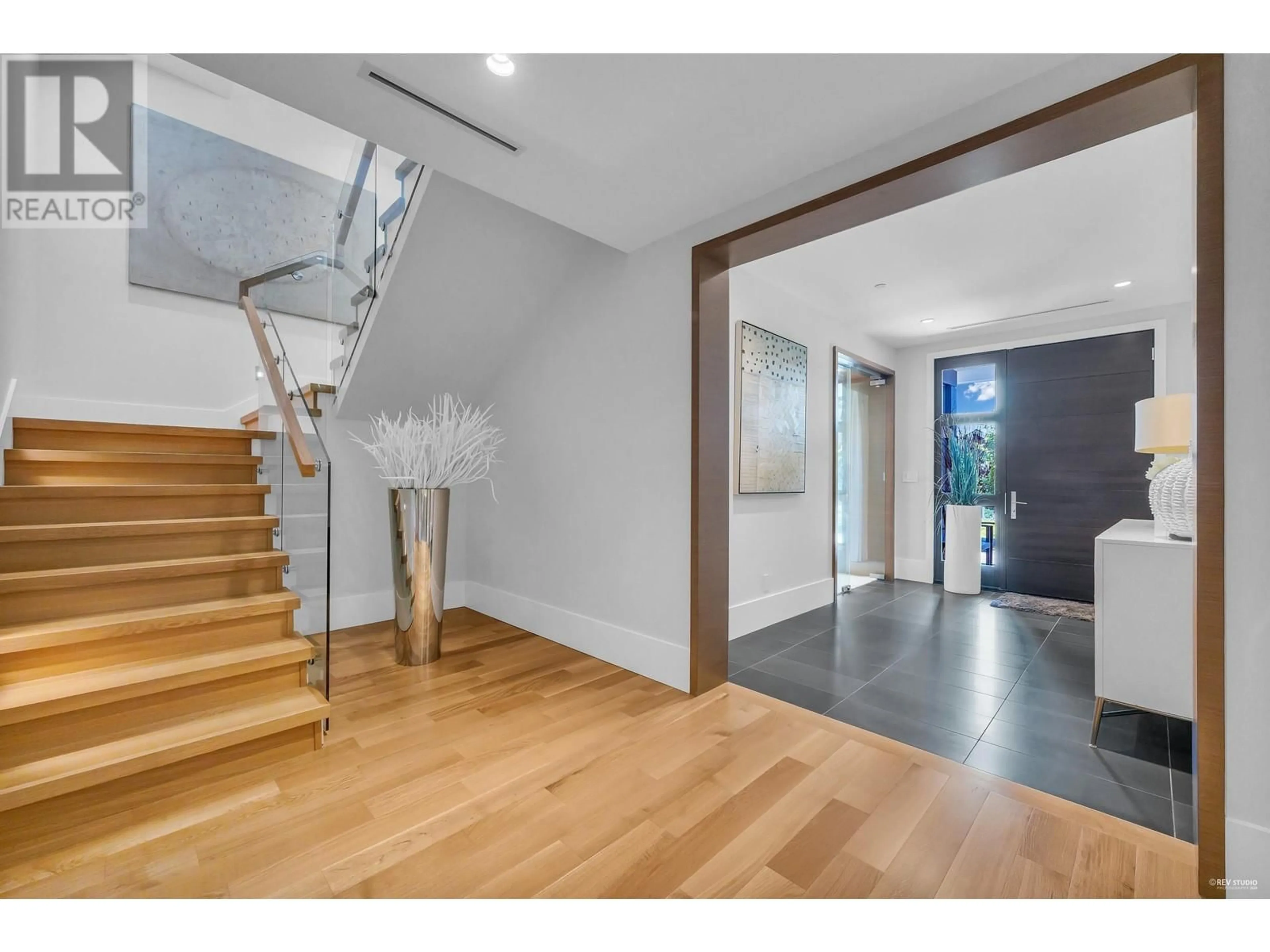 Indoor foyer, wood floors for 2728 HIGHVIEW PLACE, West Vancouver British Columbia V7S0A4