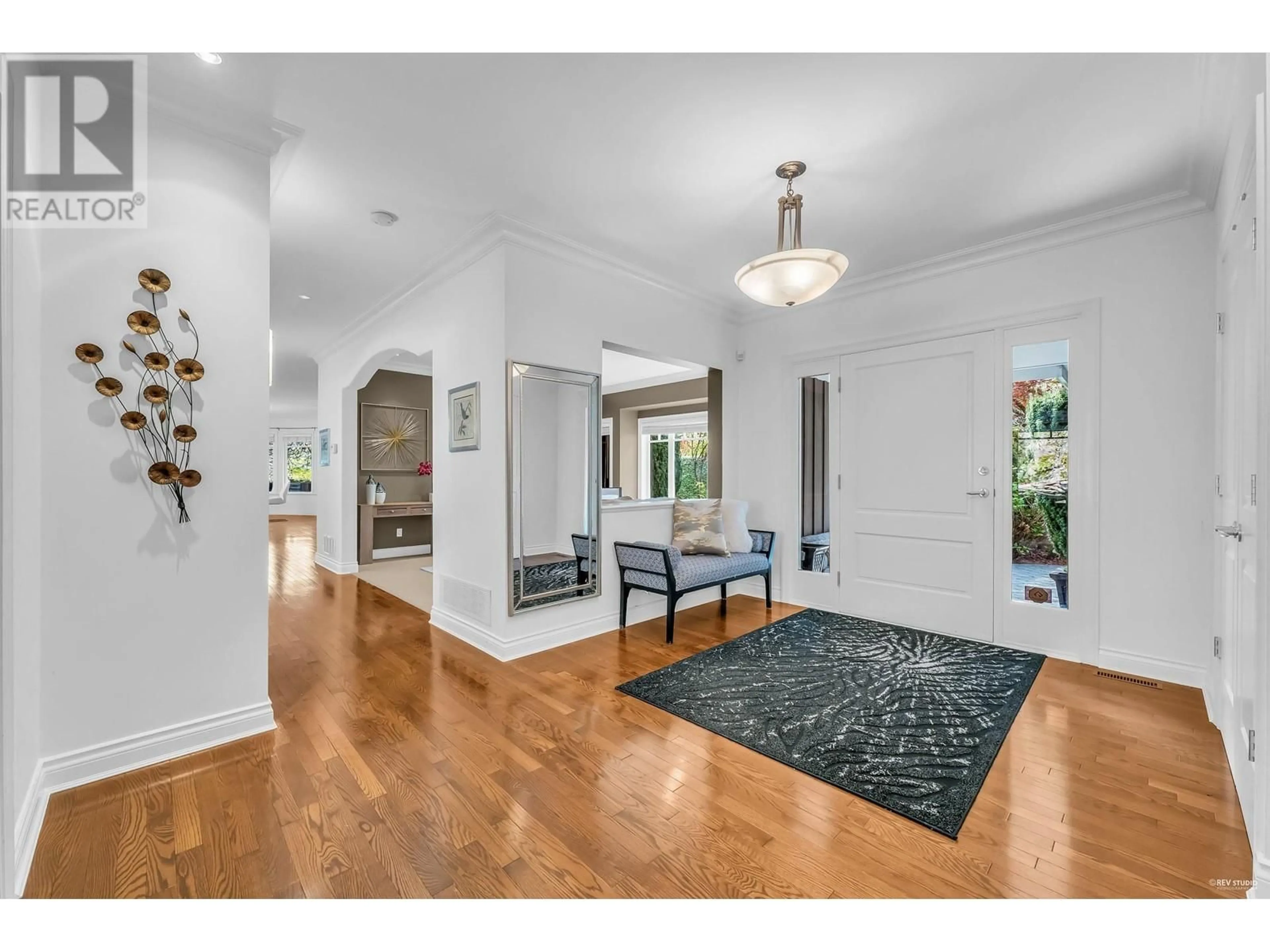 Indoor entryway, wood floors for 4683 DECOURCY COURT, West Vancouver British Columbia V7W3J5