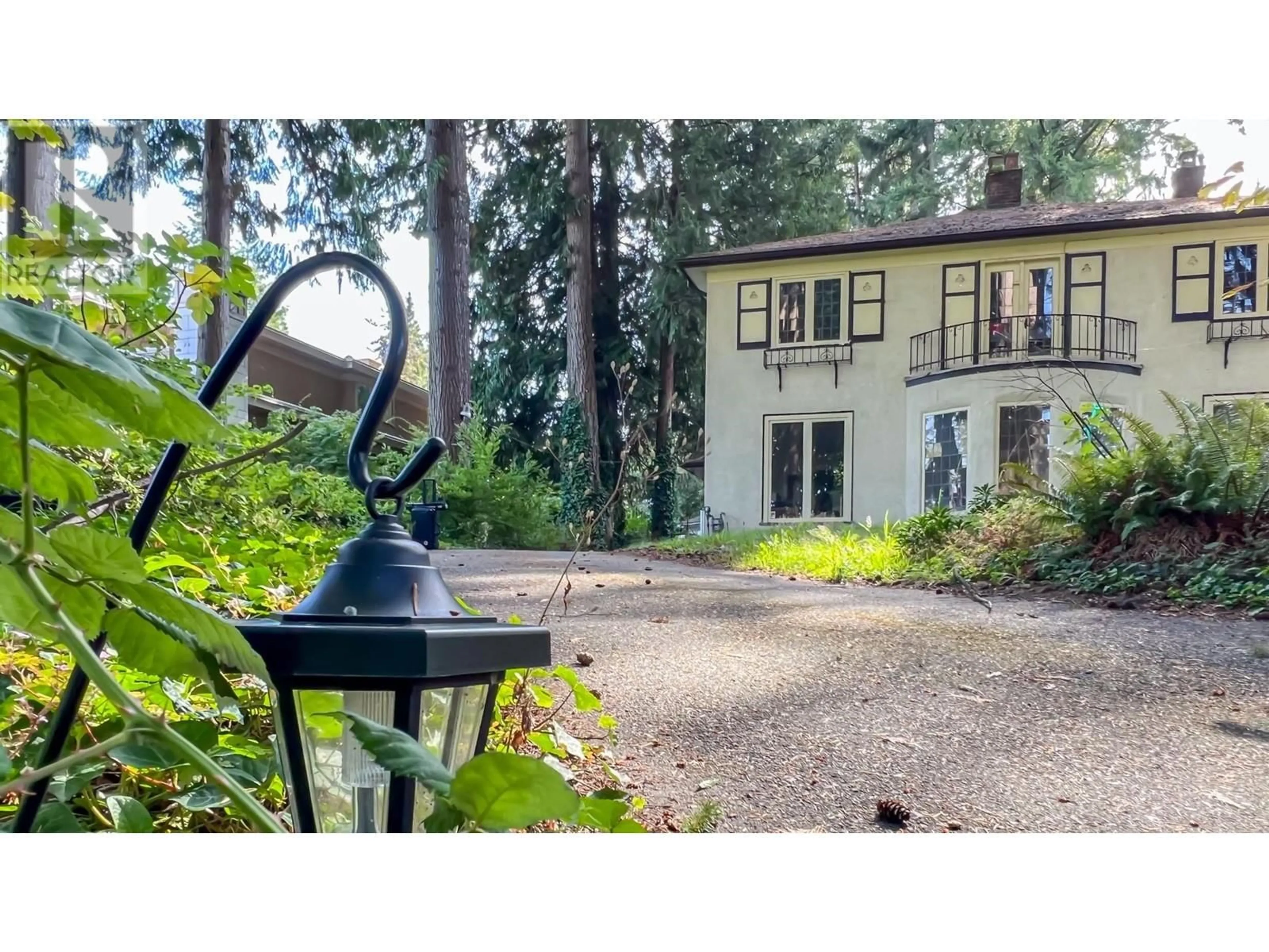 A pic from outside/outdoor area/front of a property/back of a property/a pic from drone, forest/trees view for 4786 DRUMMOND DRIVE, Vancouver British Columbia V6T1B4