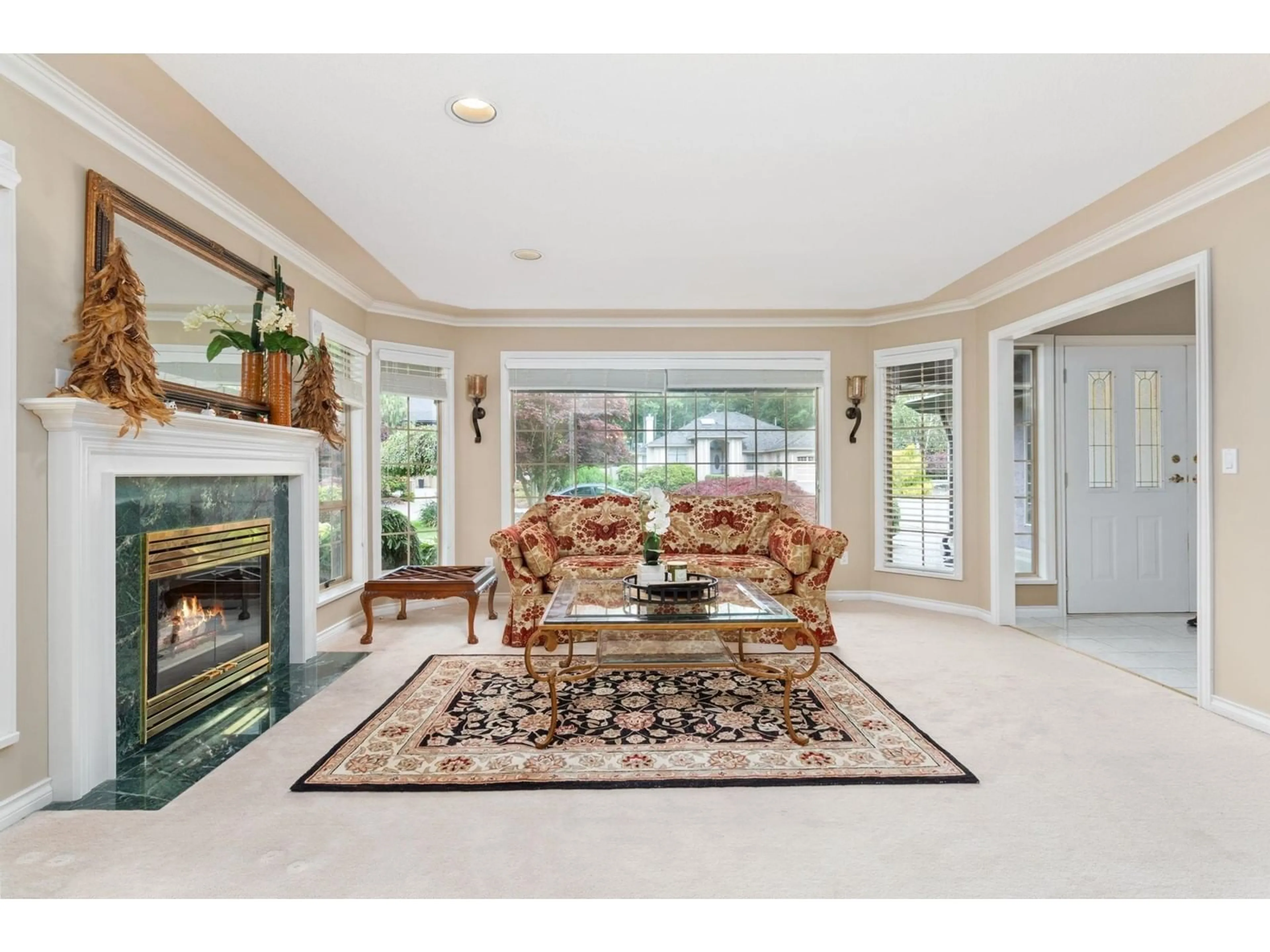 Indoor foyer, carpet floors for 12090 57 AVENUE, Surrey British Columbia V3X2S4