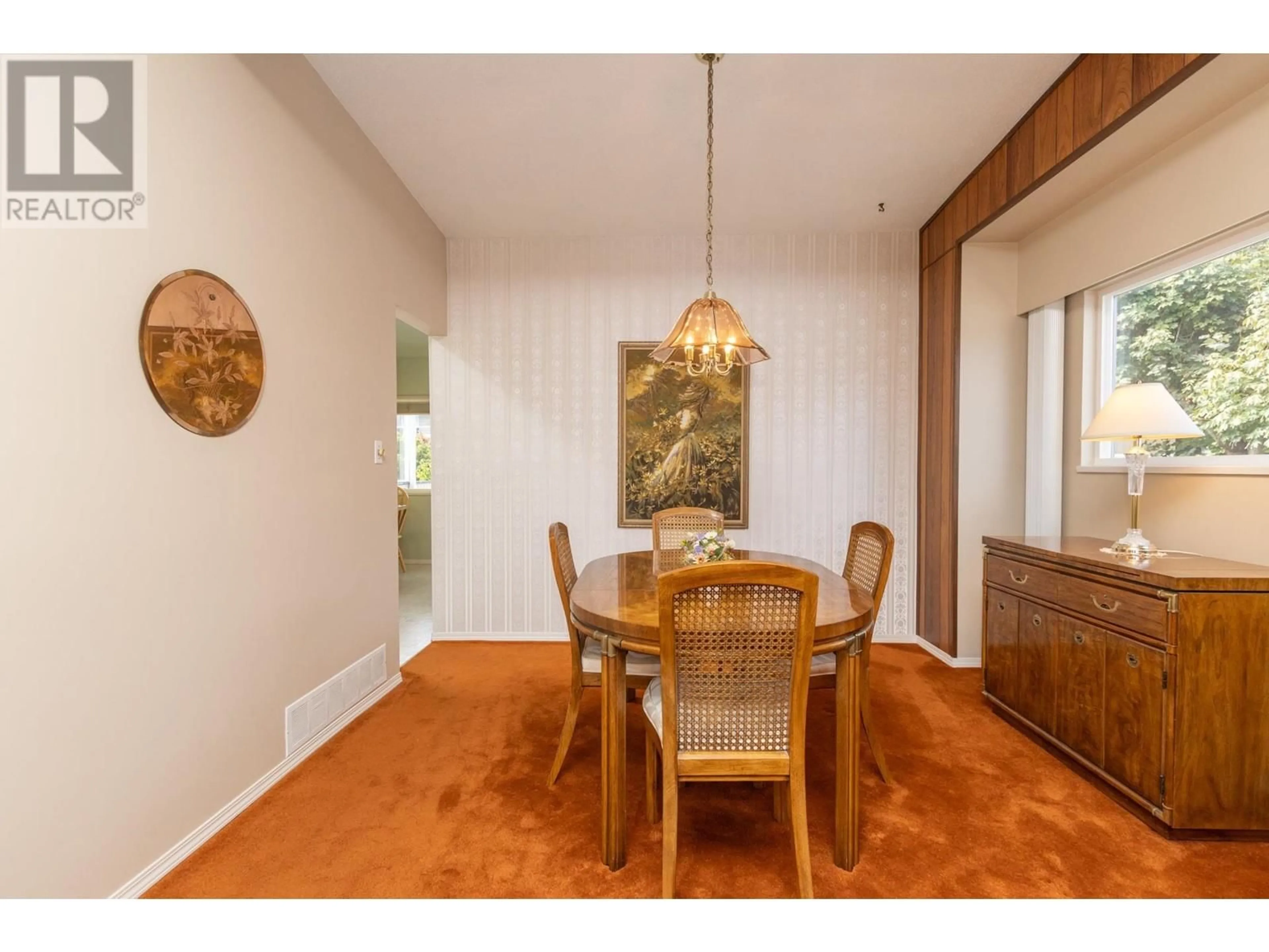 Dining room, wood floors for 4224 GLENHAVEN CRESCENT, North Vancouver British Columbia V7G1B9