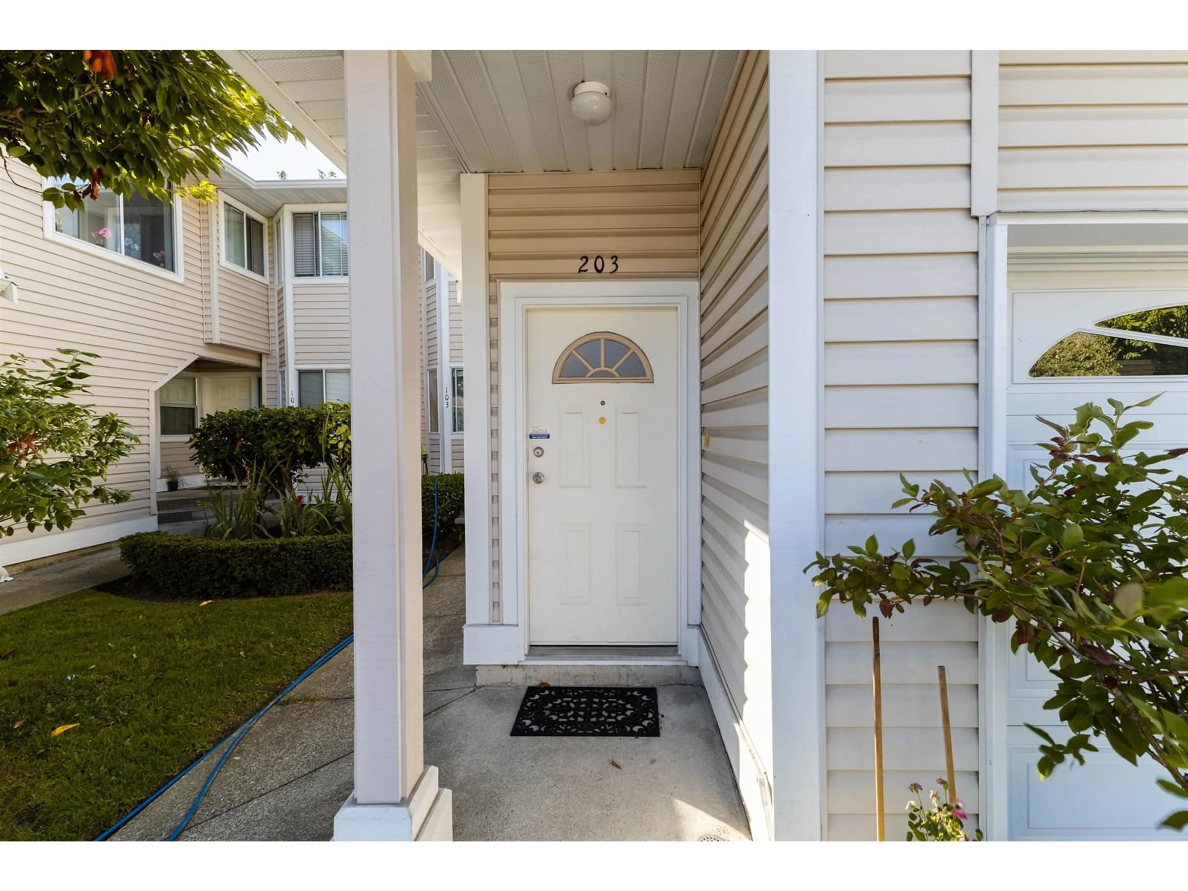 Indoor entryway, wood floors for 203 9310 KING GEORGE BOULEVARD, Surrey British Columbia V3V5W3