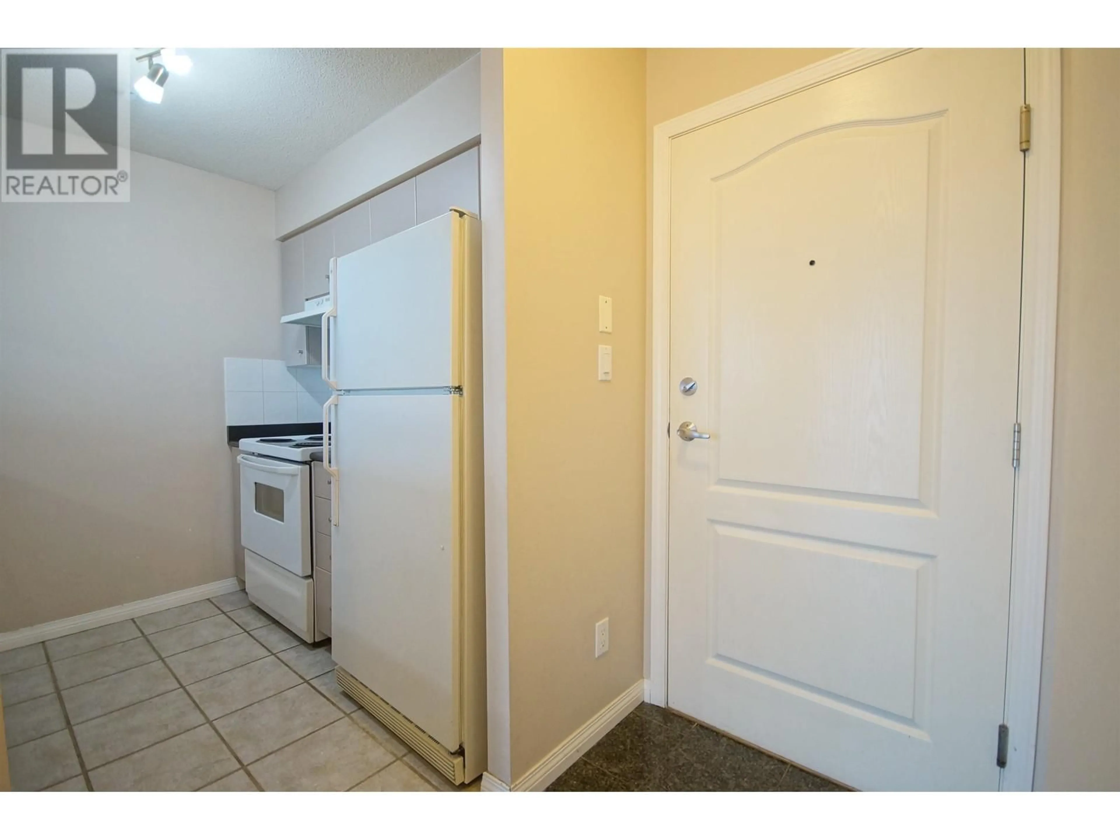 Standard kitchen, unknown floor for 902 822 HOMER STREET, Vancouver British Columbia V6B6M3