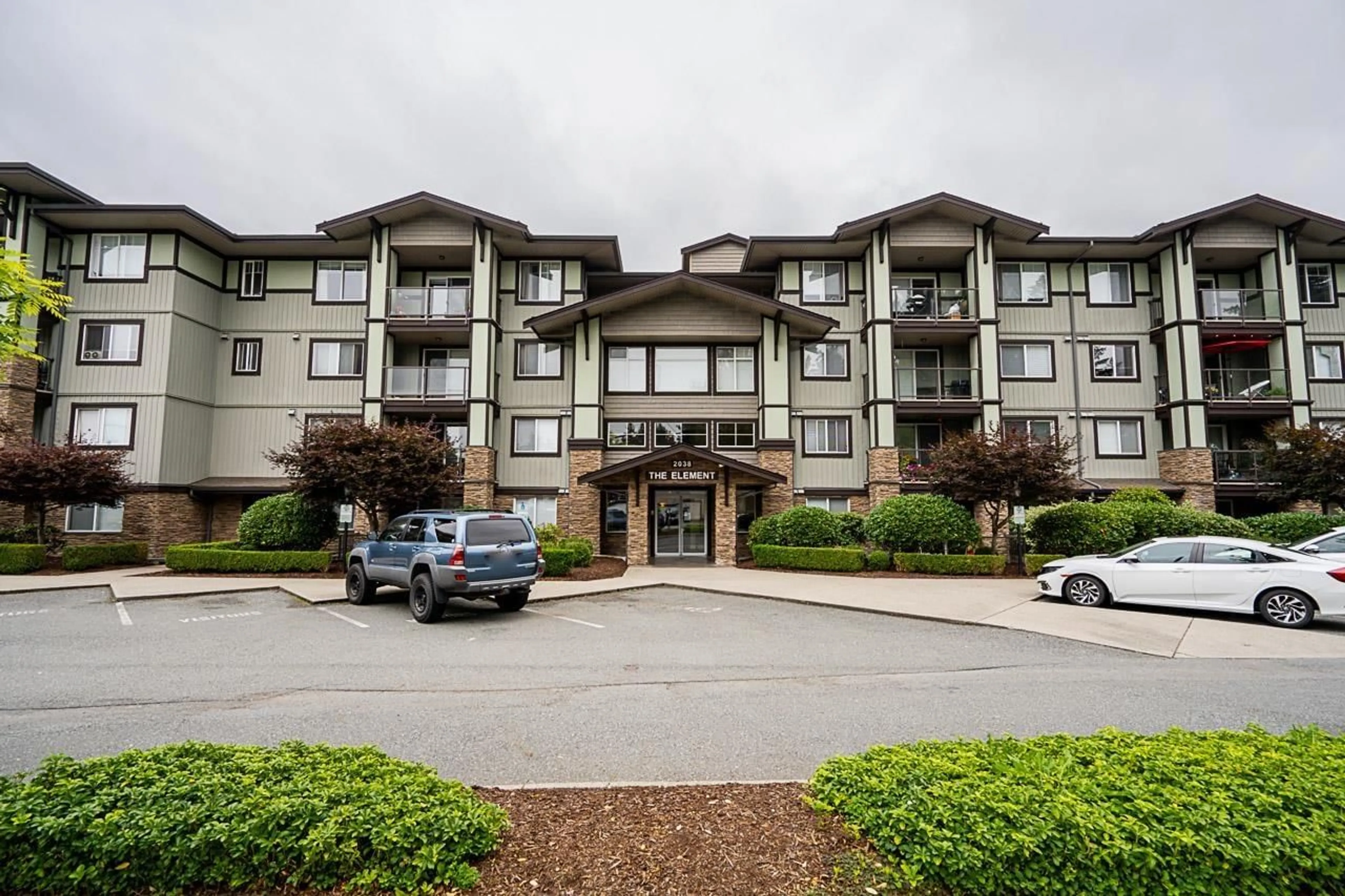 A pic from exterior of the house or condo, the front or back of building for 401 2038 SANDALWOOD CRESCENT, Abbotsford British Columbia V2S3H6