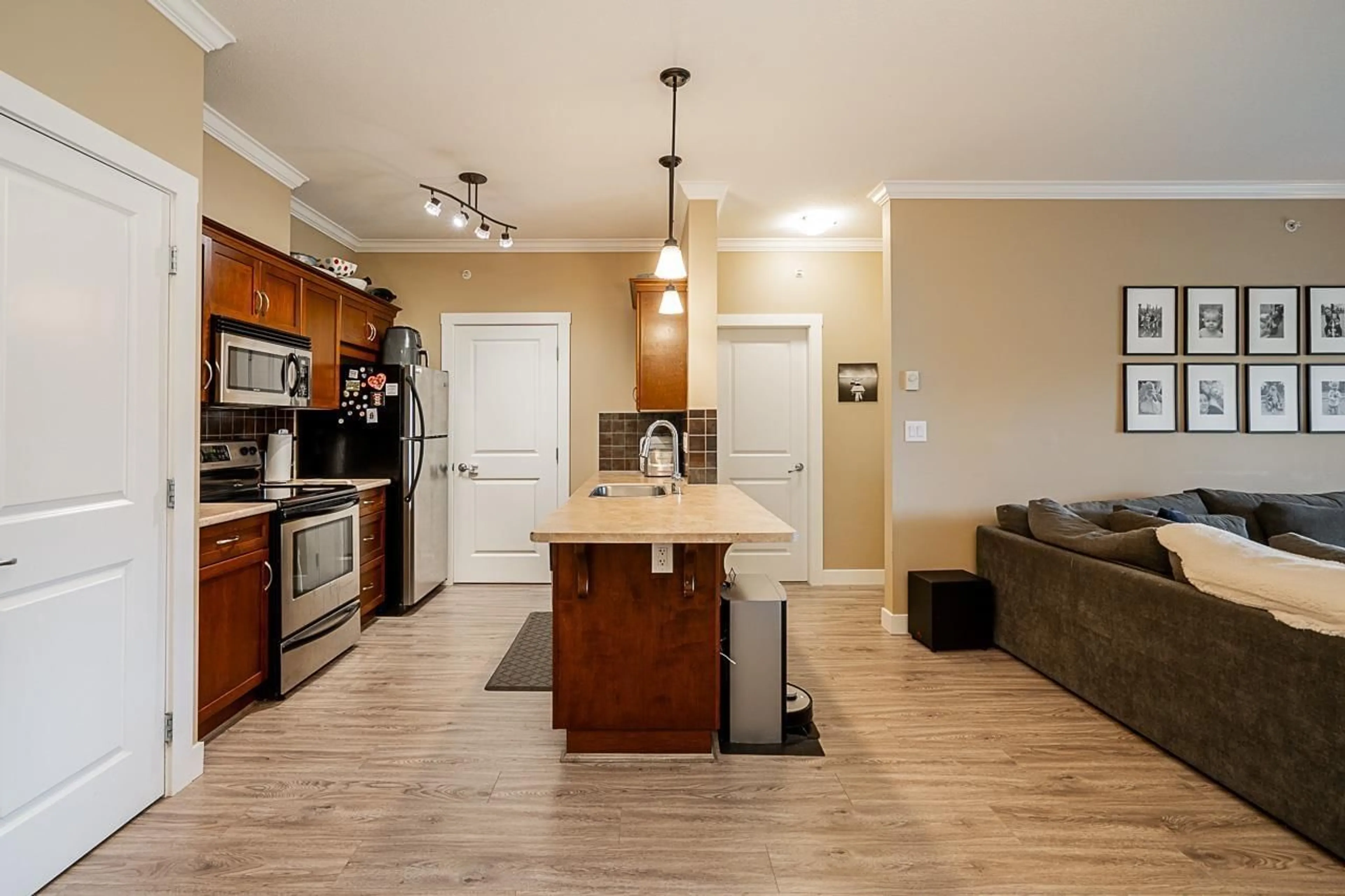 Open concept kitchen for 401 2038 SANDALWOOD CRESCENT, Abbotsford British Columbia V2S3H6