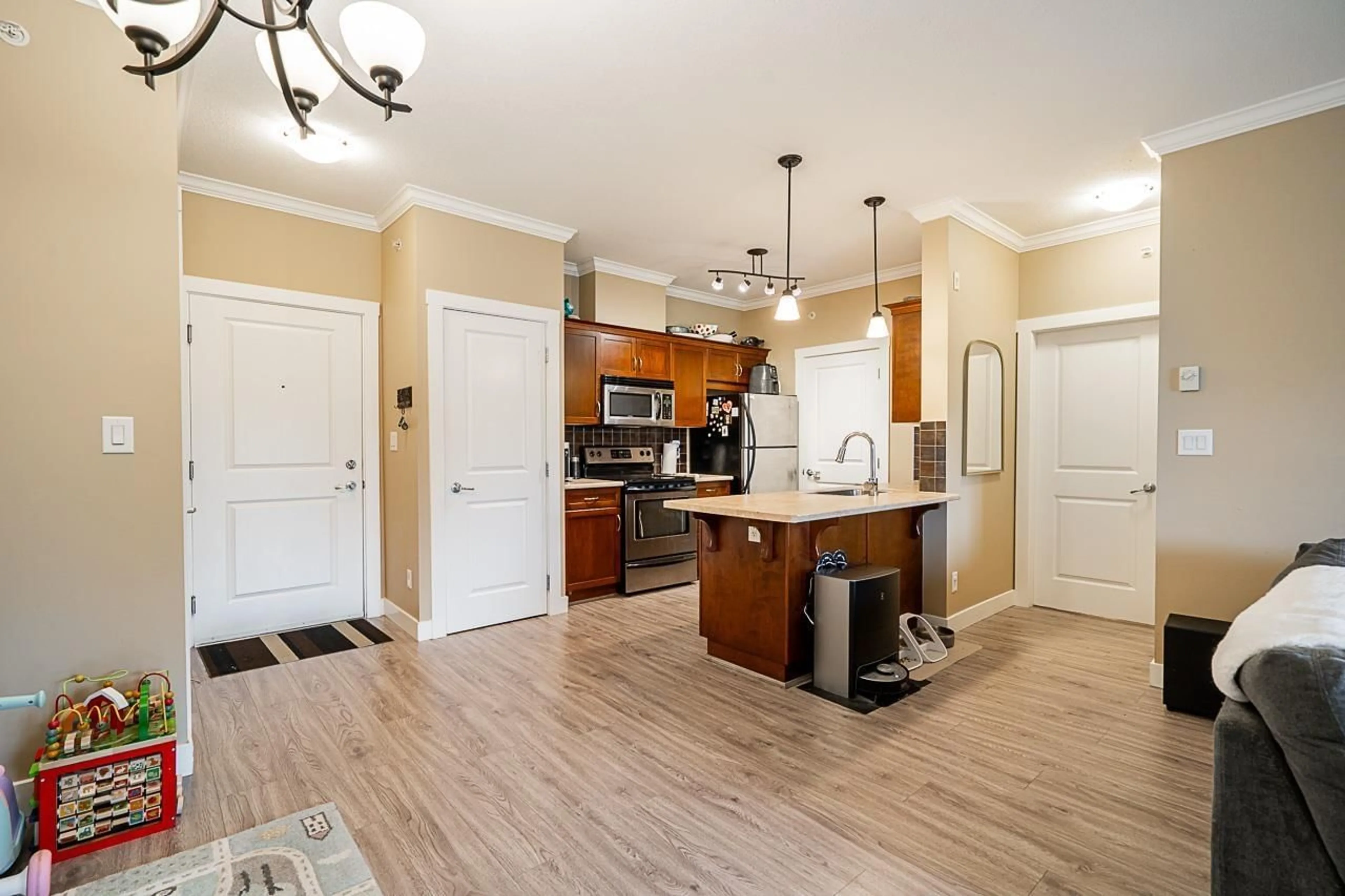 Open concept kitchen for 401 2038 SANDALWOOD CRESCENT, Abbotsford British Columbia V2S3H6