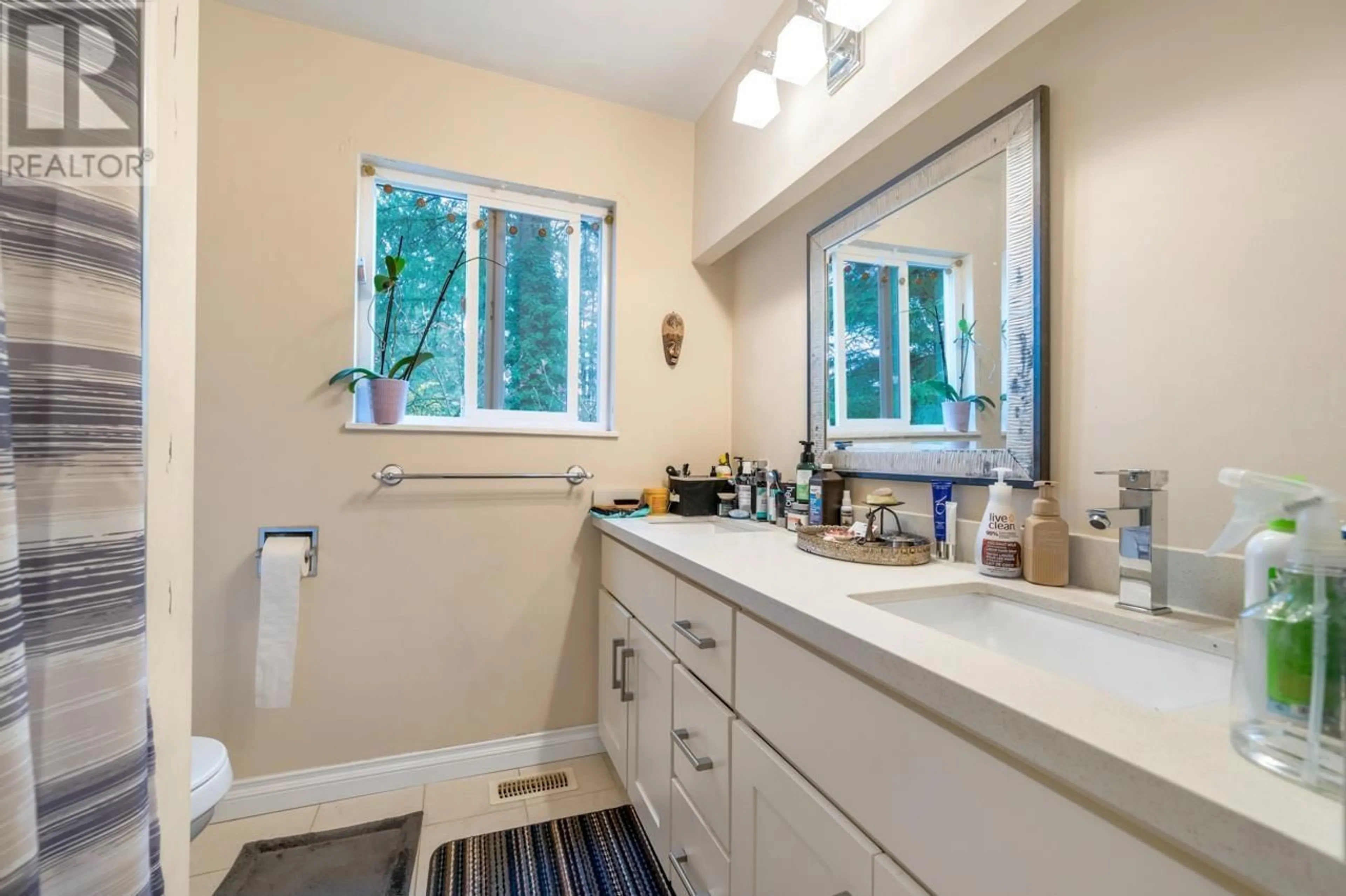 Bathroom, wood floors for 3657 WOODLAND DRIVE, Port Coquitlam British Columbia V3B4R5