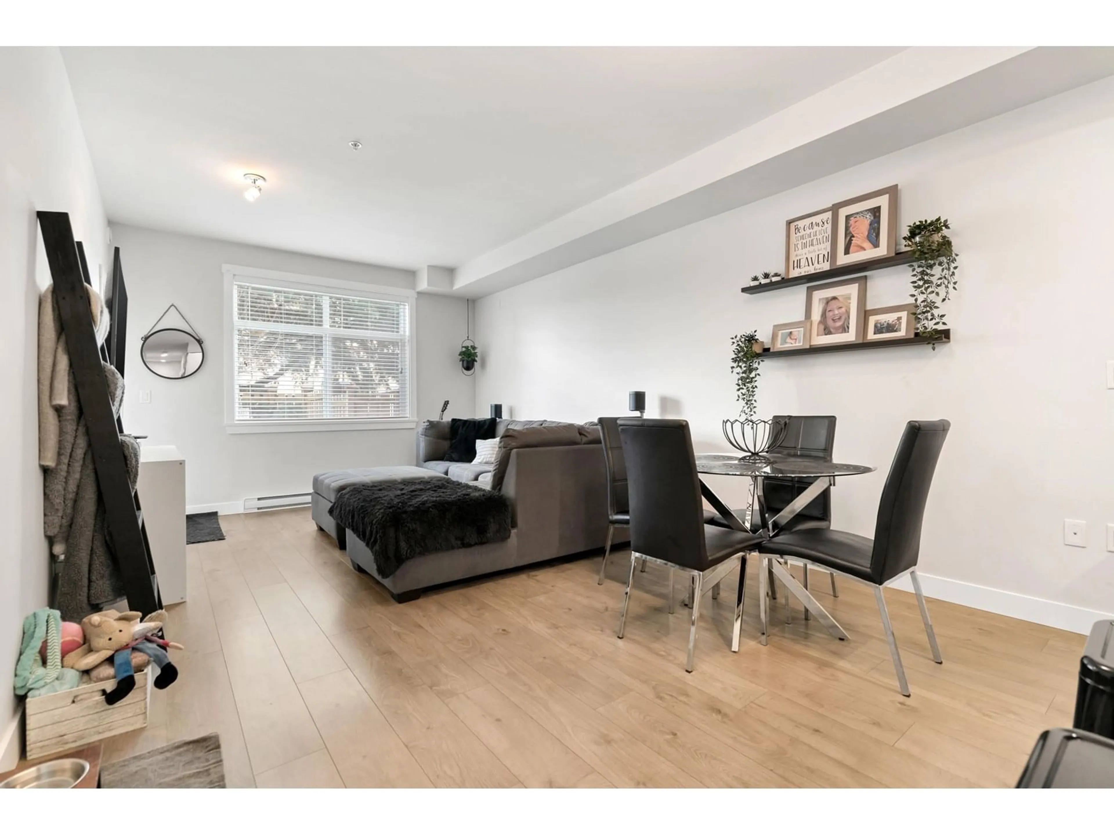 Living room with furniture, wood/laminate floor for 117 - 20696 EASTLEIGH, Langley British Columbia V3A4C4