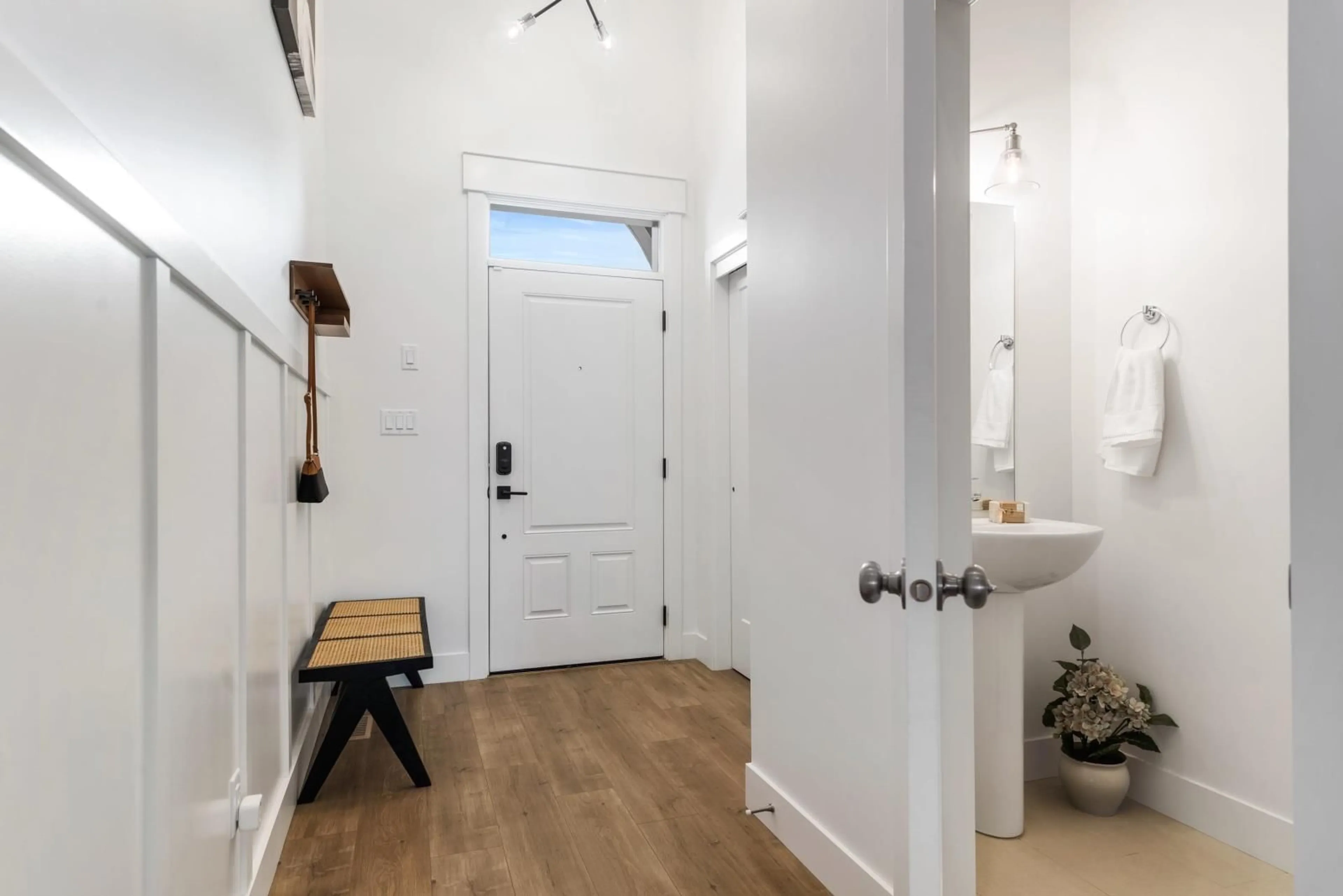 Indoor entryway, wood floors for 44660 WILLOWSTREAM ROAD, Chilliwack British Columbia V2R0B9