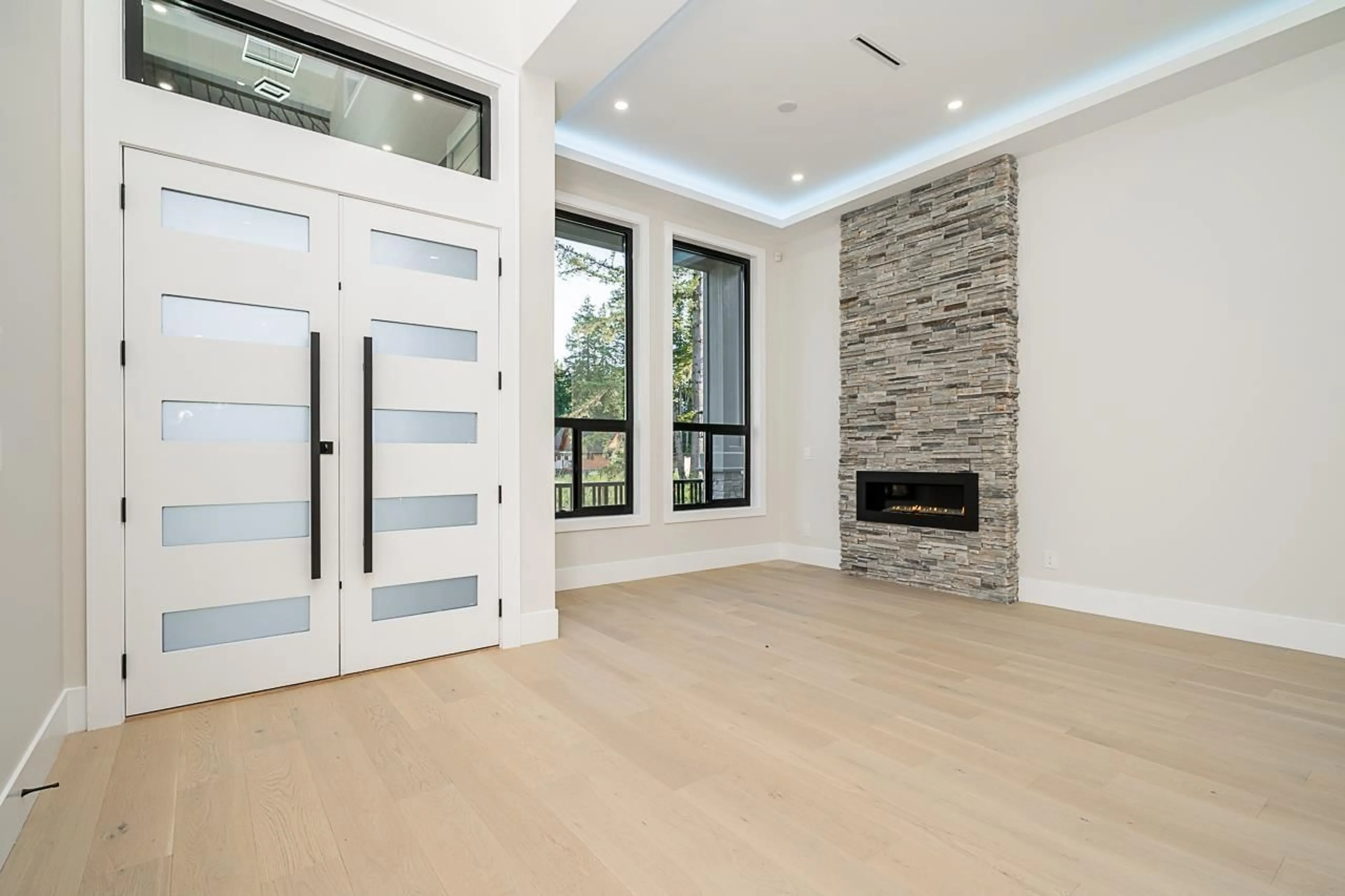 Indoor entryway, wood floors for 20347 27 AVENUE, Langley British Columbia V2Z0B6