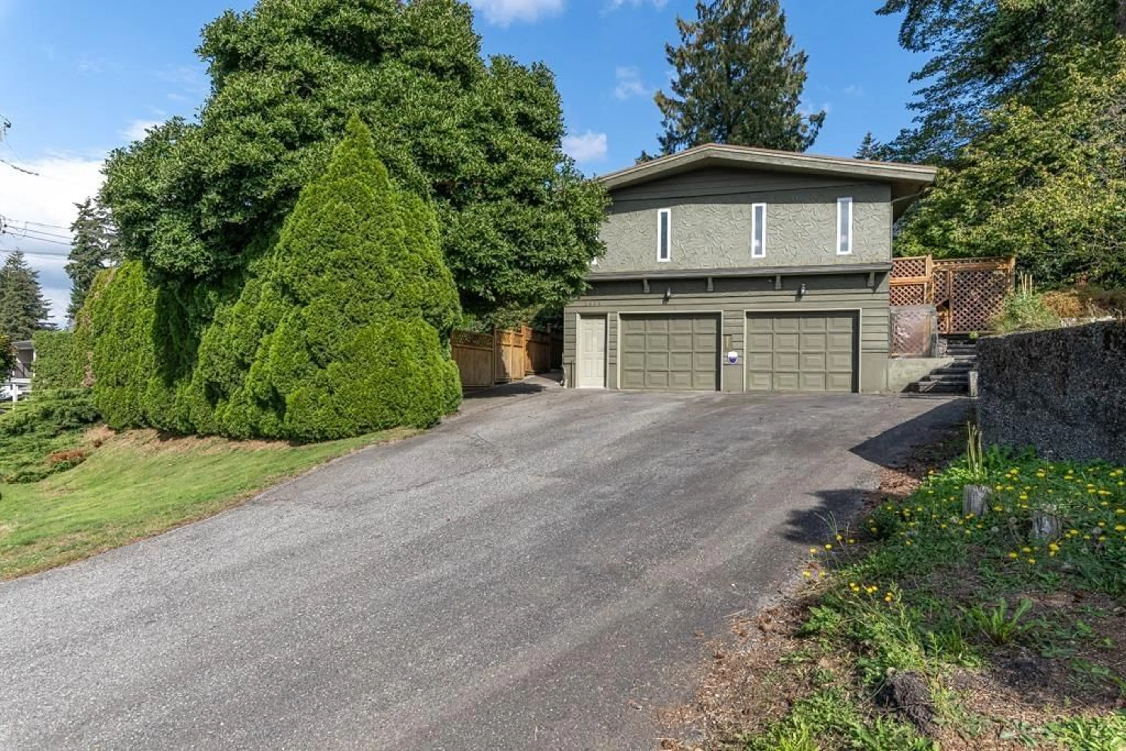 Frontside or backside of a home, cottage for 2474 MAGNOLIA CRESCENT, Abbotsford British Columbia V2T3M9