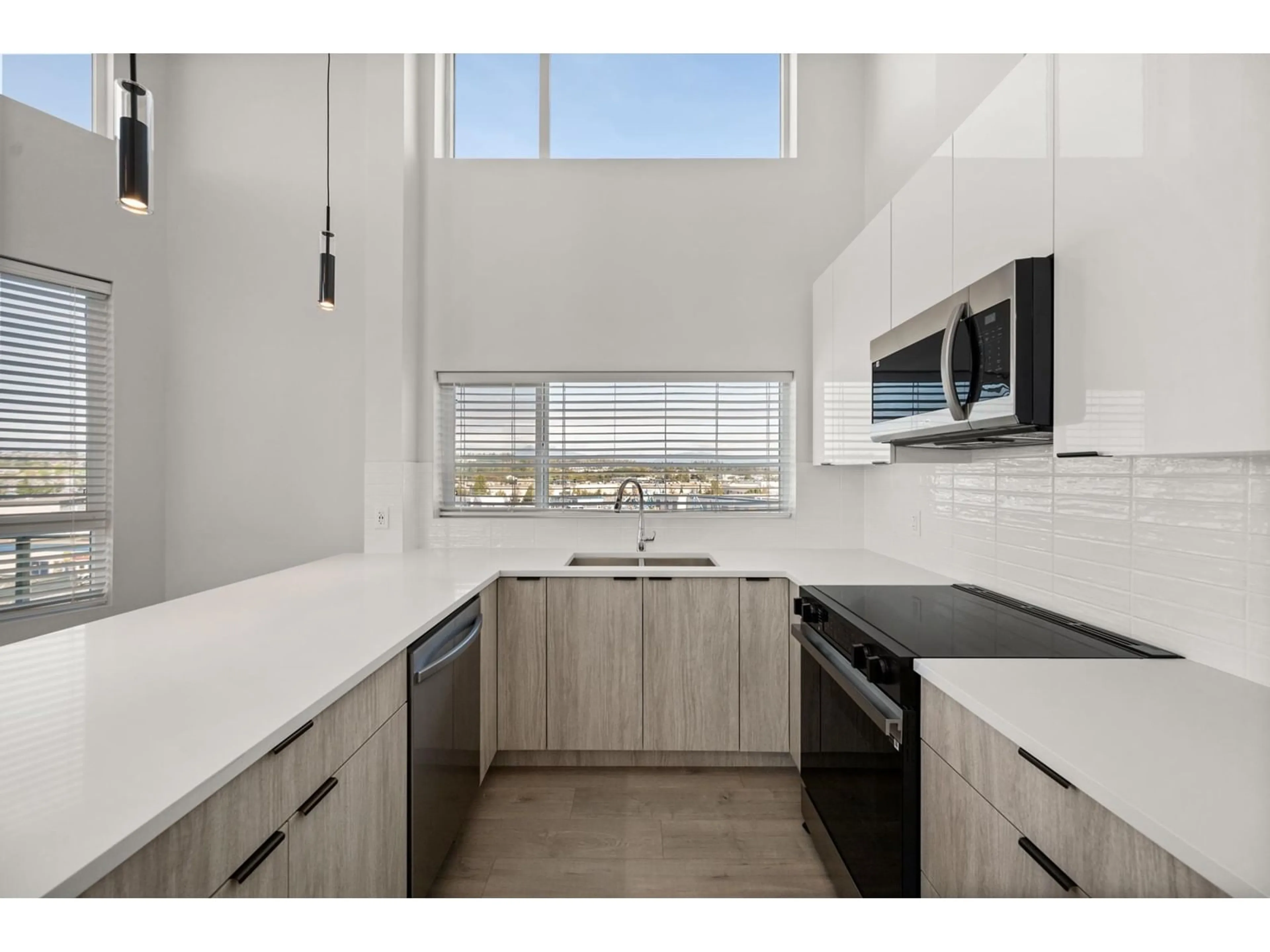 Standard kitchen, ceramic/tile floor for 615 - 20061 FRASER, Langley British Columbia V3A0R4