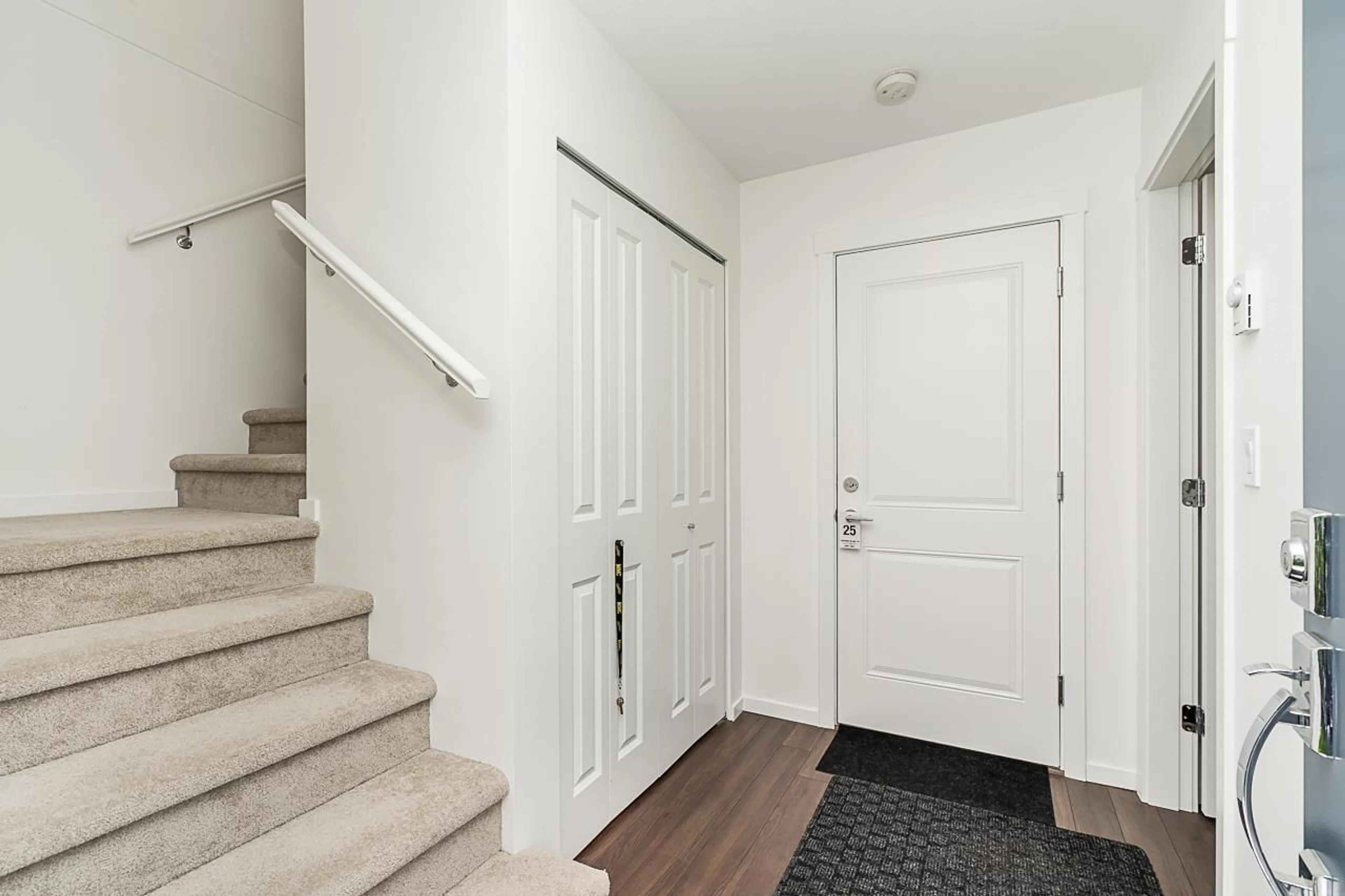 Indoor entryway, carpet floors for 25 15778 85 AVENUE, Surrey British Columbia V4N6W8