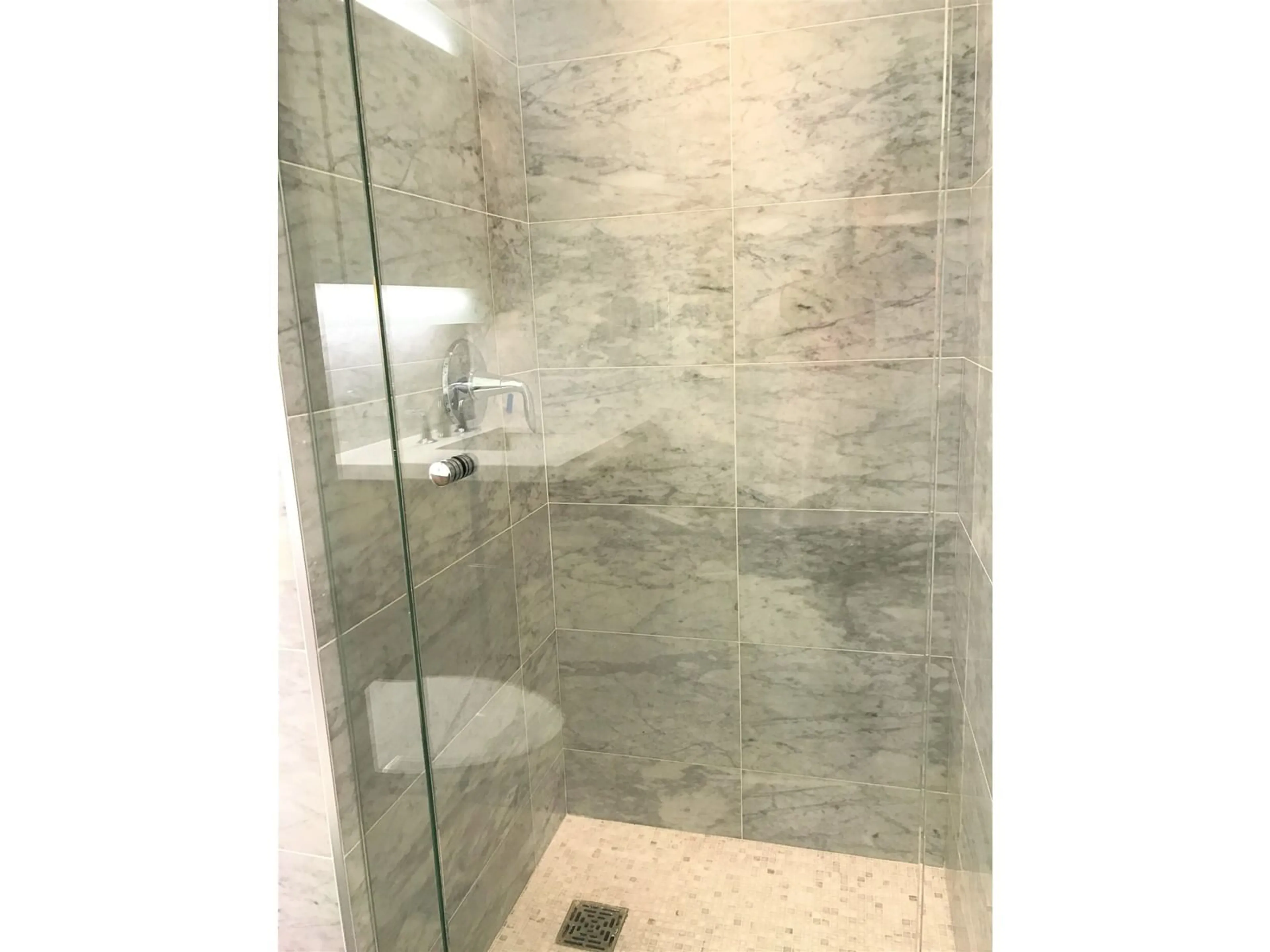 Contemporary bathroom, ceramic floors for 4110 13750 100 AVENUE, Surrey British Columbia V3T0L3