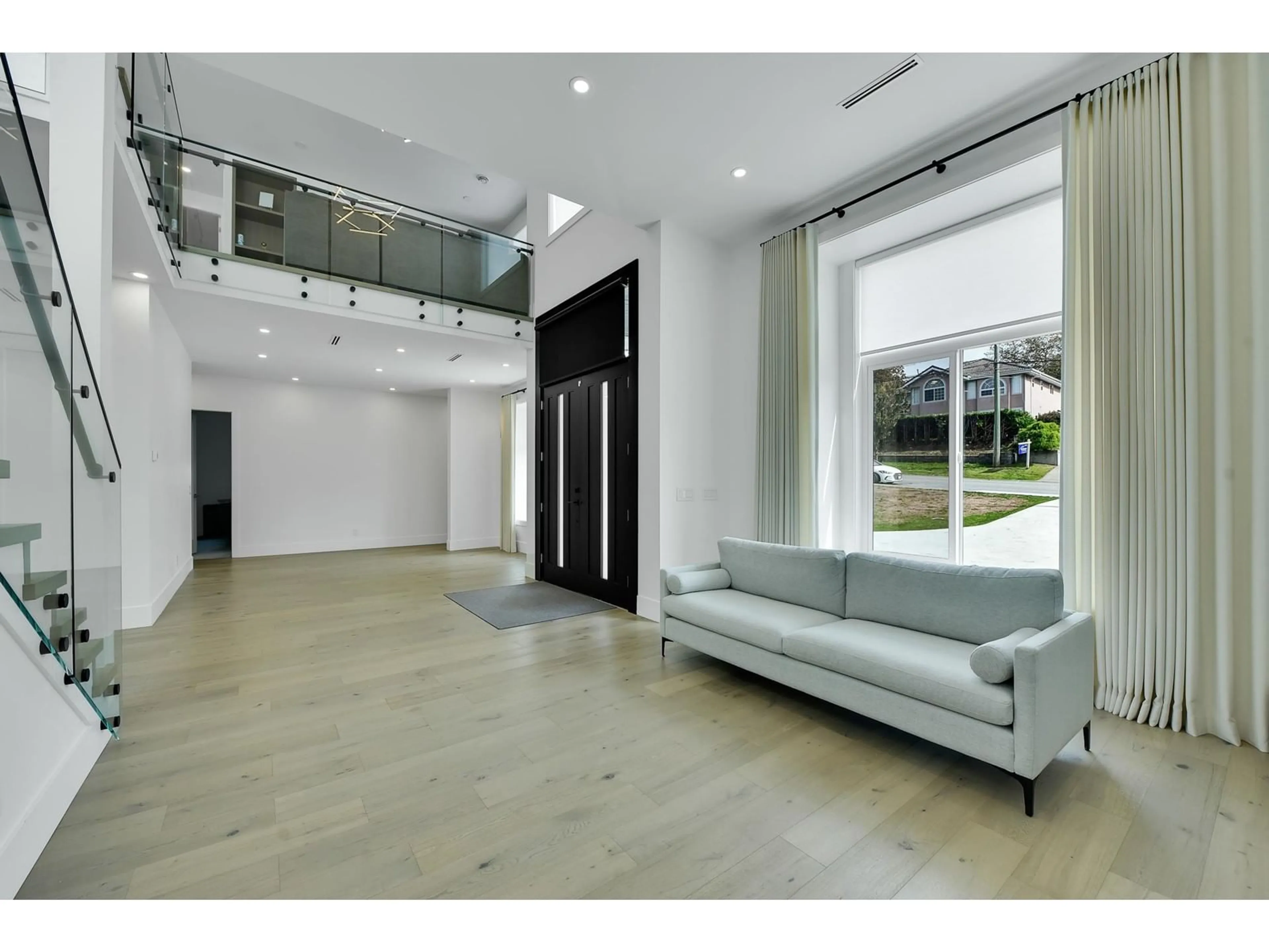 Indoor foyer, cement floor for 5833 180 STREET, Surrey British Columbia V3S4L2