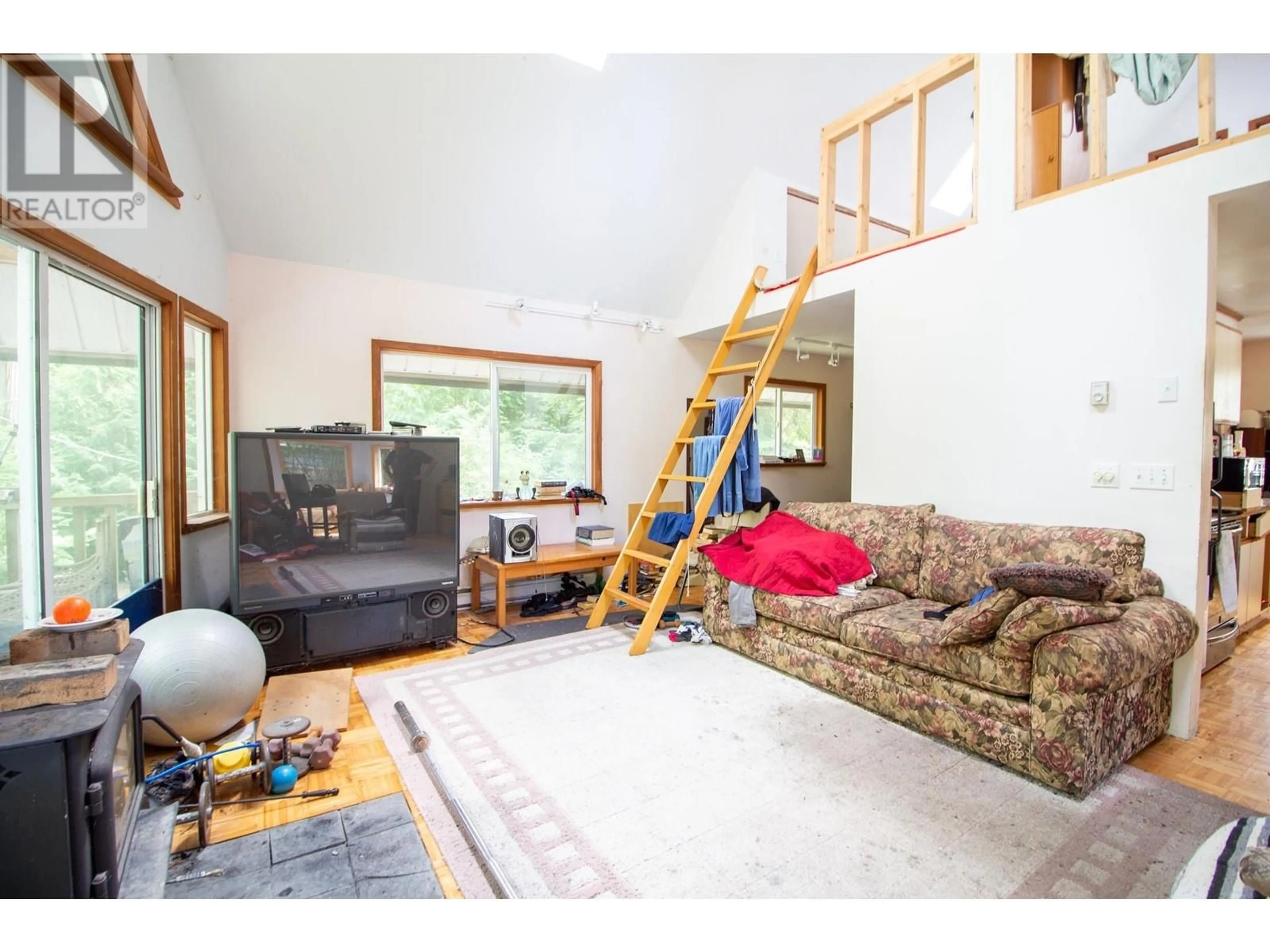 Living room, wood floors for 7972 7976 WILDWOOD ROAD, Halfmoon Bay British Columbia V7Z1C8