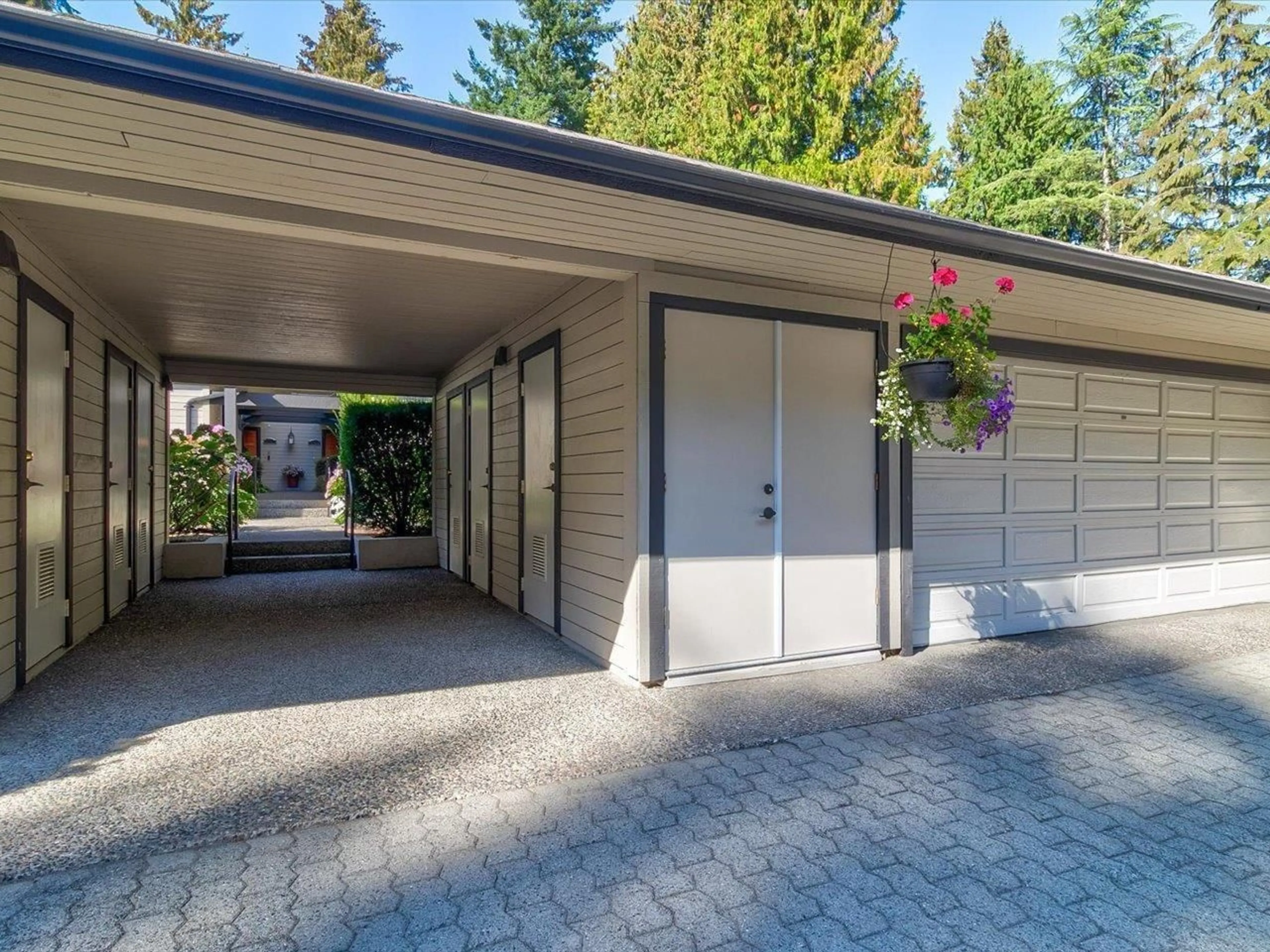 Indoor garage, cement floor for 3746 NICO WYND DRIVE, Surrey British Columbia V4P1J3