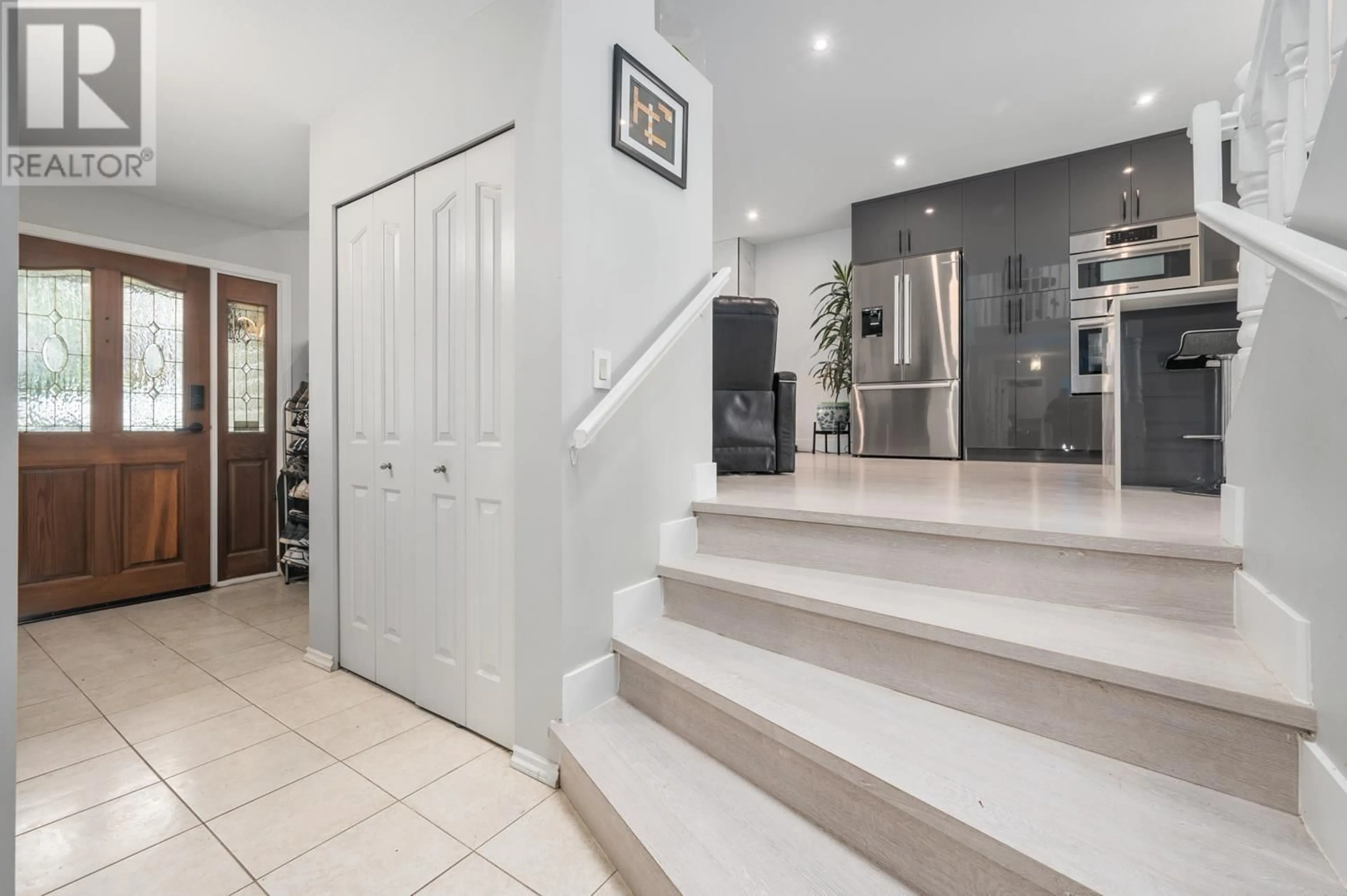 Indoor foyer, wood floors for 1140 FRASERVIEW STREET, Coquitlam British Columbia V3C5H1