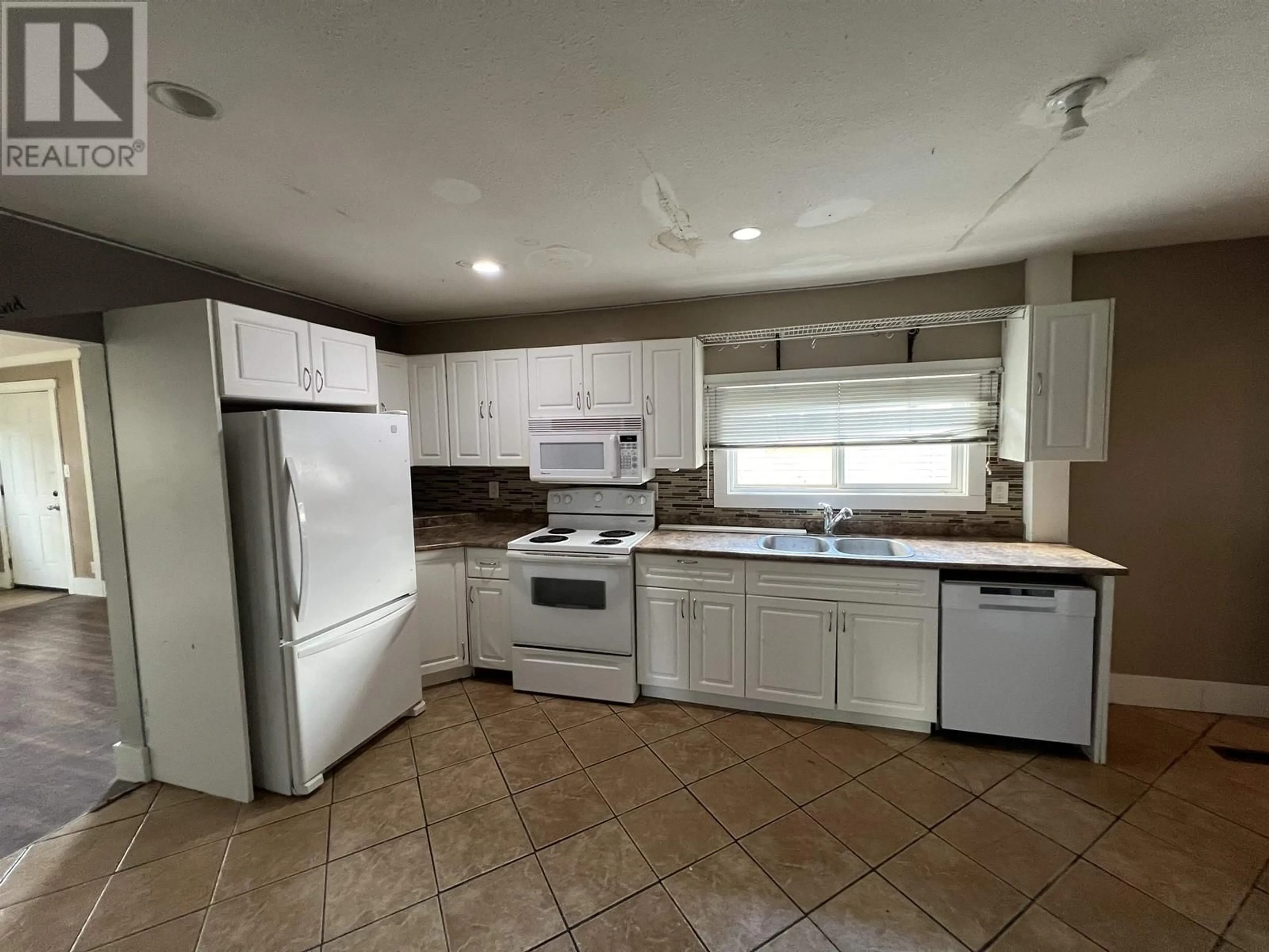 Standard kitchen, wood floors, cottage for 9724 102 AVENUE, Fort St. John British Columbia V1J2C8